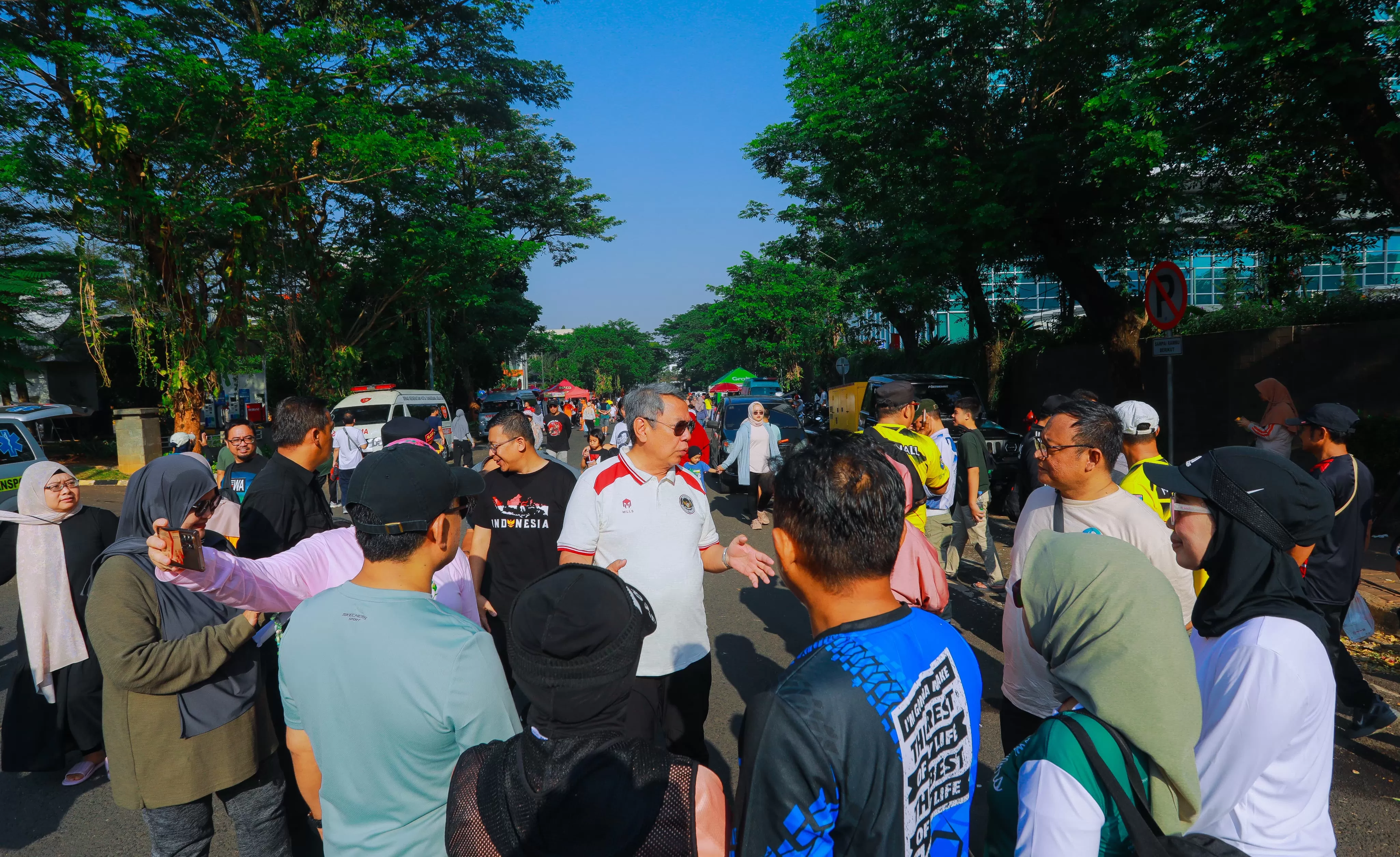 Wali Kota Tangerang Selatan, Benyamin Davnie turut meninjau Car Free Day. (Dok. Humas Pemkot Tangsel)