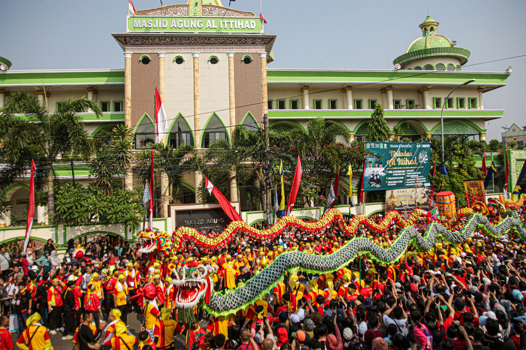 Warga Tionghoa berkerumun saat mengikuti kirab budaya Gotong Toapekong di Kota Tangerang, Banten, Sabtu (21/9/2024). Kirab budaya tersebut merupakan rangkaian dari ritual Gotong Toapekong yakni mengarak patung Dewi Kwan Im Hud Couw yang digelar setiap 12