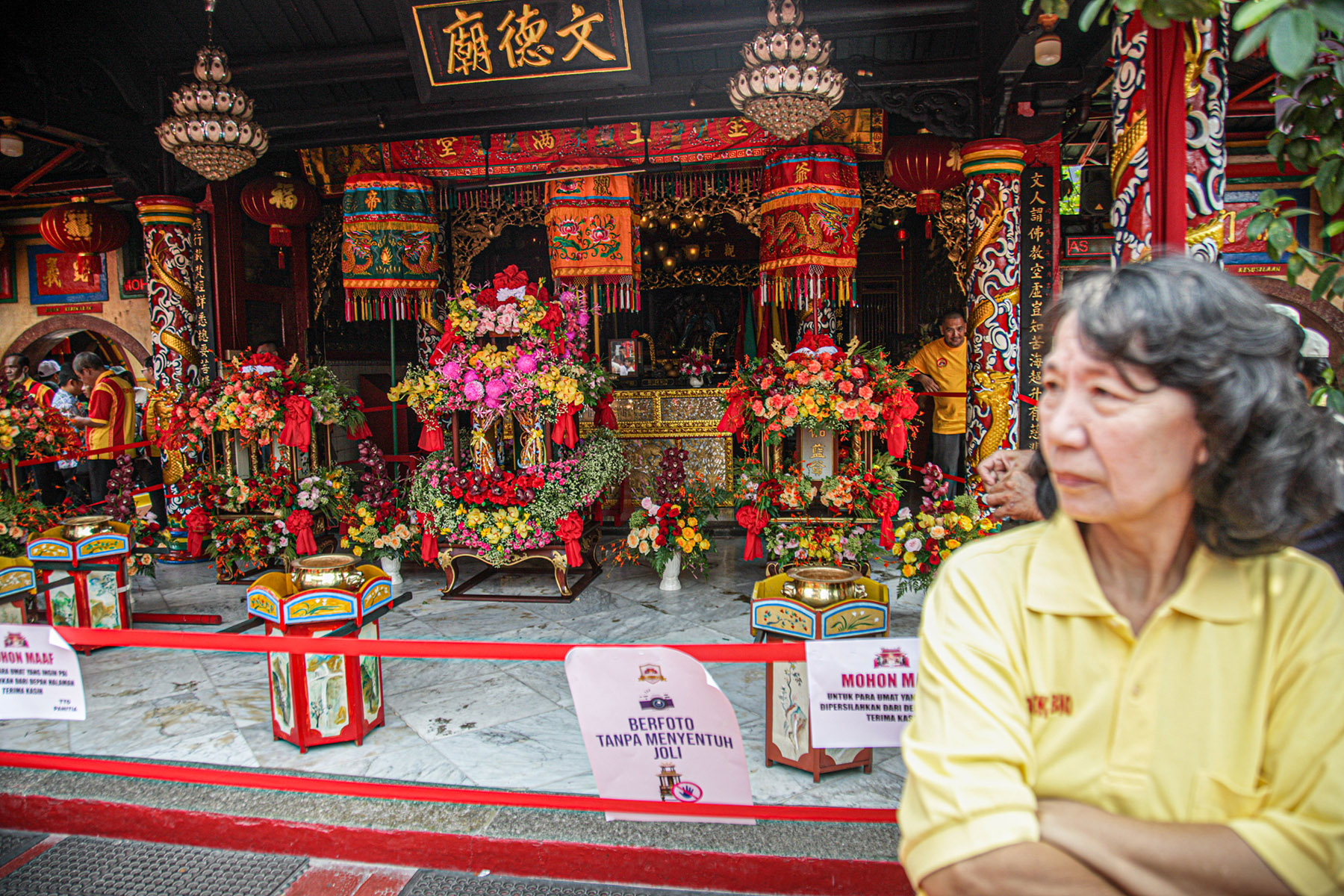 Sejumlah warga berfoto di depan Joli usai kirab budaya Gotong Toapekong di Kota Tangerang, Banten, Sabtu (21/9/2024). Kirab budaya tersebut merupakan rangkaian dari ritual Gotong Toapekong yakni mengarak patung Dewi Kwan Im Hud Couw yang digelar setiap 12