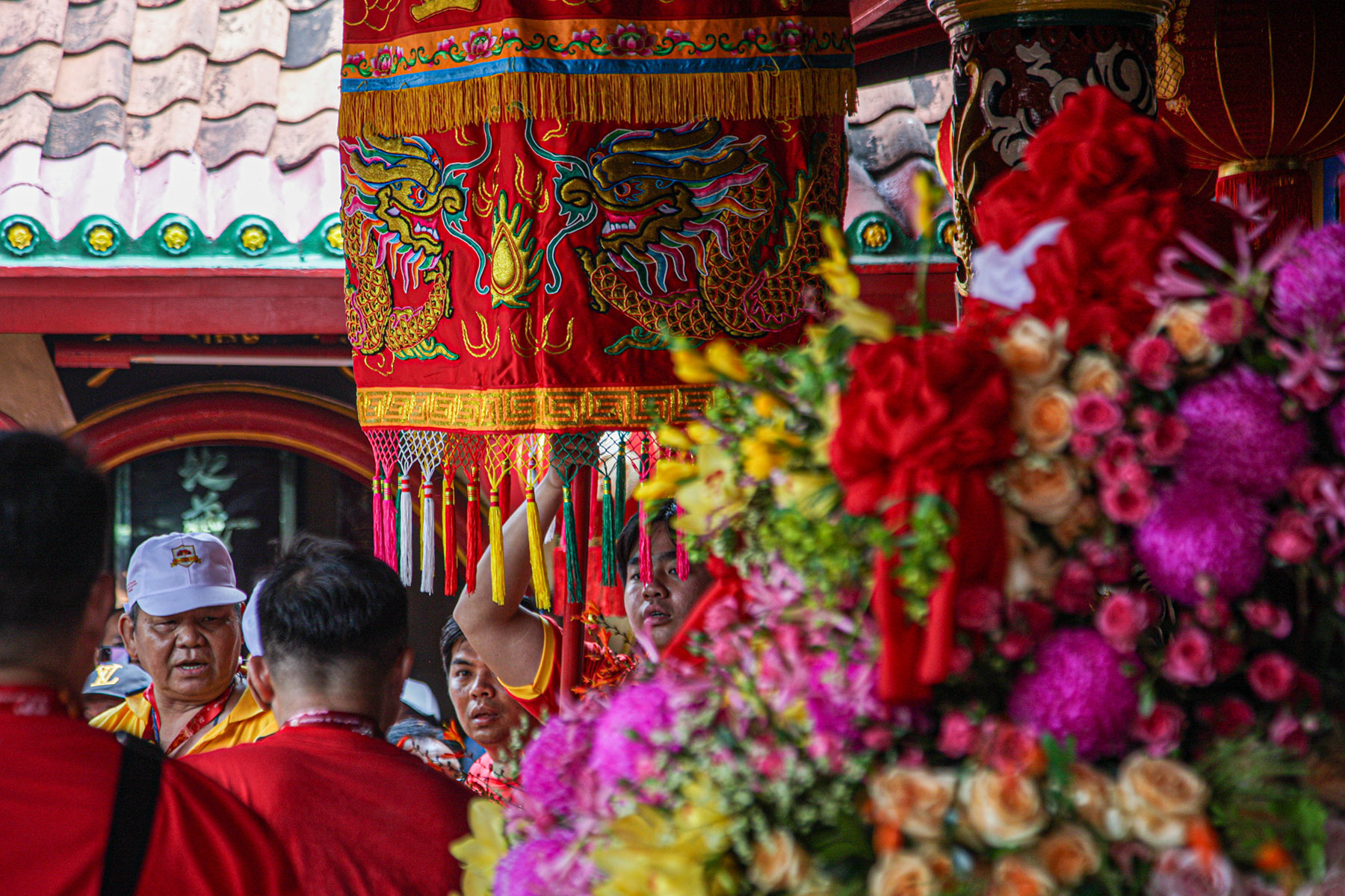 Sejumlah warga berfoto di depan Joli usai kirab budaya Gotong Toapekong di Kota Tangerang, Banten, Sabtu (21/9/2024). Kirab budaya tersebut merupakan rangkaian dari ritual Gotong Toapekong yakni mengarak patung Dewi Kwan Im Hud Couw yang digelar setiap 12