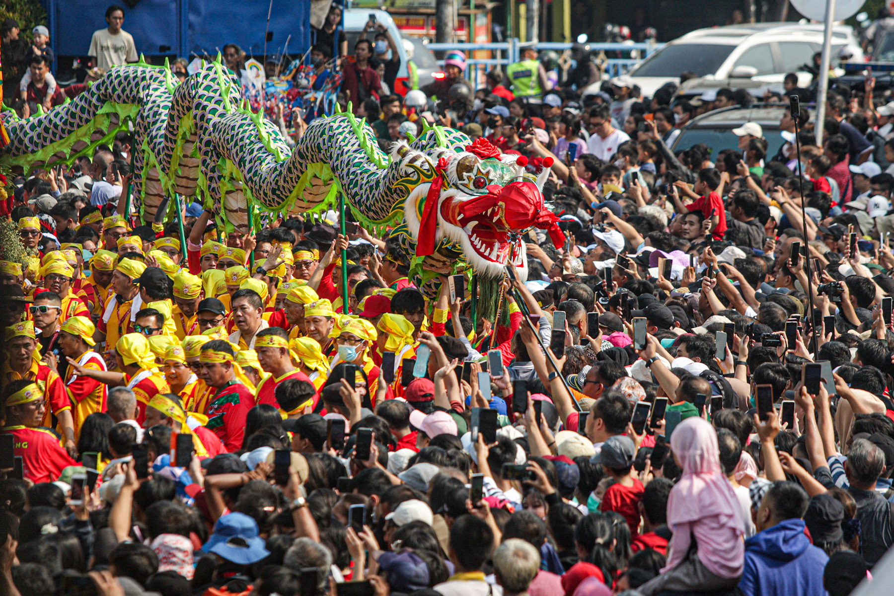 Warga Tionghoa berkerumun saat mengikuti kirab budaya Gotong Toapekong di Kota Tangerang, Banten, Sabtu (21/9/2024). Kirab budaya tersebut merupakan rangkaian dari ritual Gotong Toapekong yakni mengarak patung Dewi Kwan Im Hud Couw yang digelar setiap 12