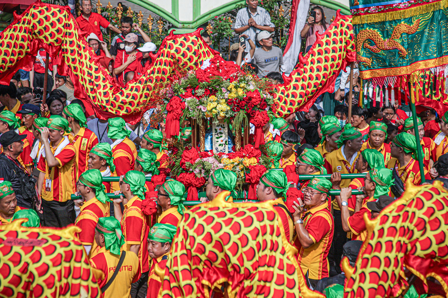 Warga Tionghoa berkerumun saat mengikuti kirab budaya Gotong Toapekong di Kota Tangerang, Banten, Sabtu (21/9/2024). Kirab budaya tersebut merupakan rangkaian dari ritual Gotong Toapekong yakni mengarak patung Dewi Kwan Im Hud Couw yang digelar setiap 12