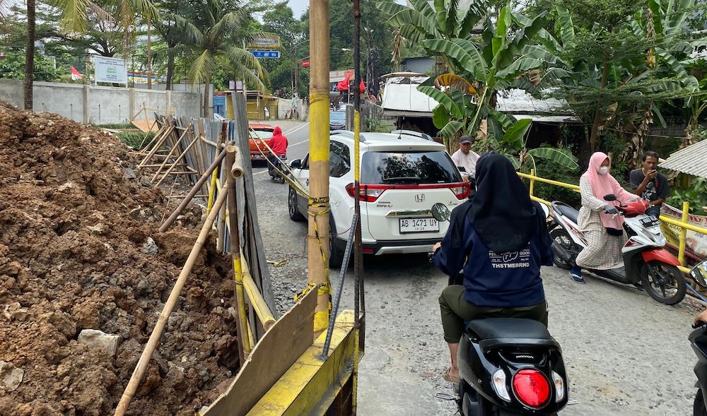 Pengendara melintas di Jalan Sumatera Jombang Ciputat, Tangsel, Jumat, (20/9.24). Perbaikan jembatan di jalan ini memicu macet berkepanjangan. ( M. R. Azhar)