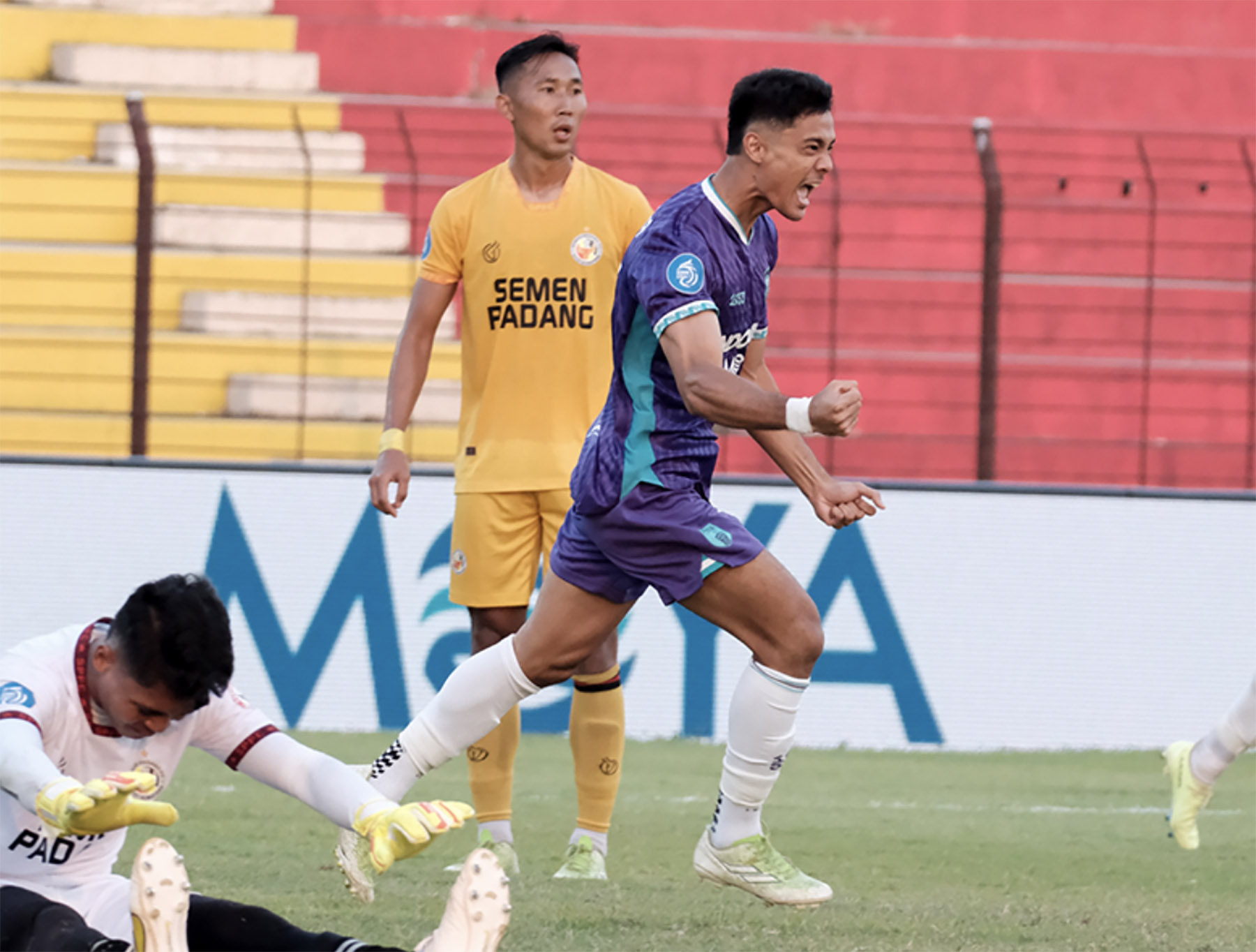 Pemain Persita Aji Kusuma meluapkan ekspresinya usai mencetak gol ke gawang Semen Padang. (Dok: LIB)