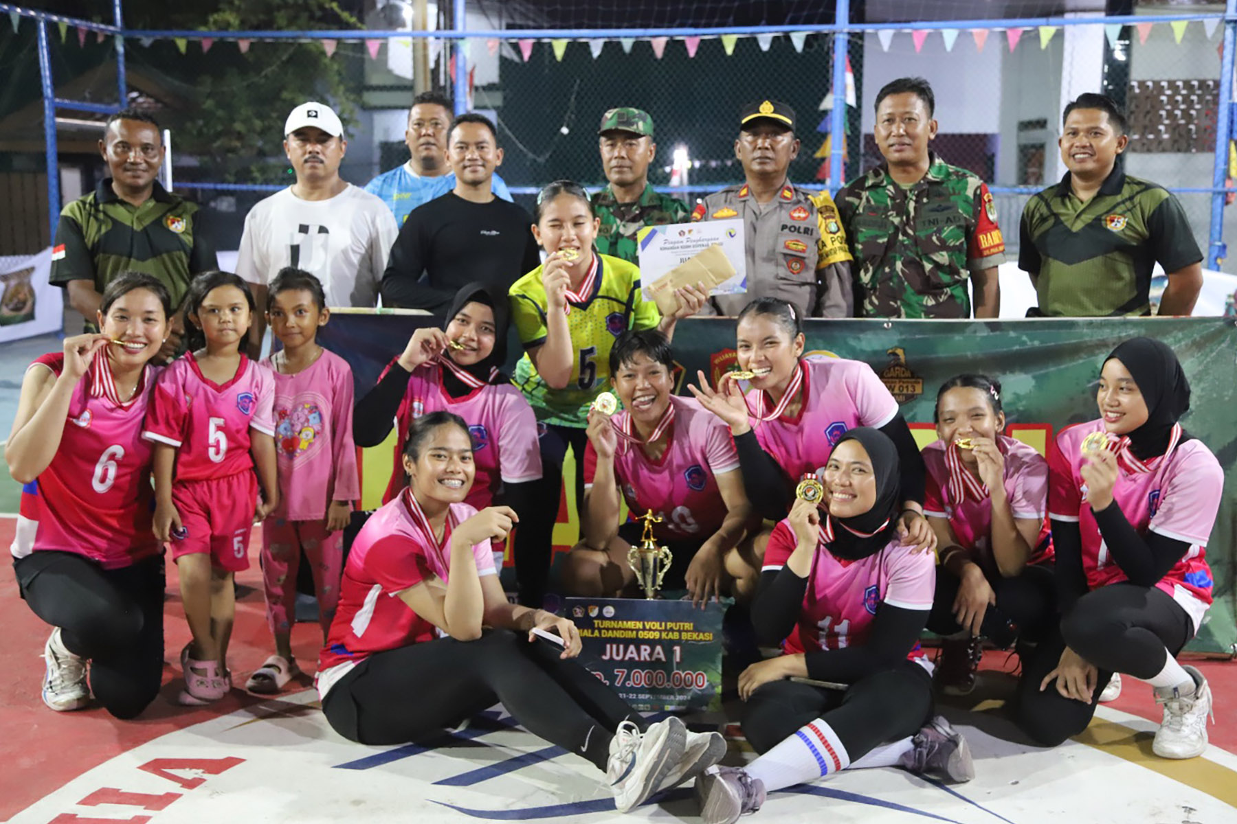 Arieone VC saat penyerahan trophy bersama Dandim, Danramil Tarumajaya, Kapolsek Tarumajaya, Kepala Desa Pahlawan Setia, dan Ketua RW 013.