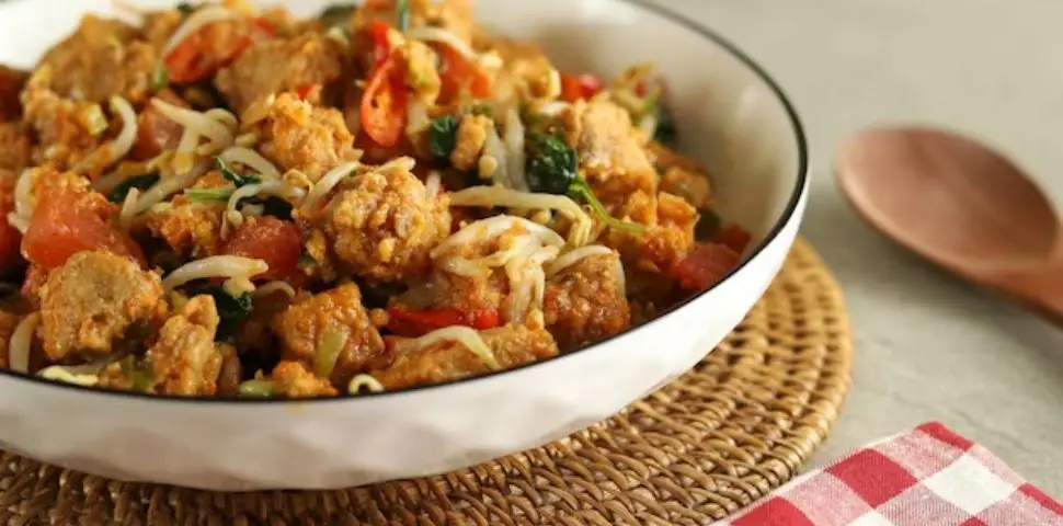 Gecom, kuliner khas Tangerang Selatan yang nikmat, bergizi, dan mudah dibuat. (Dok: Dekoruma)