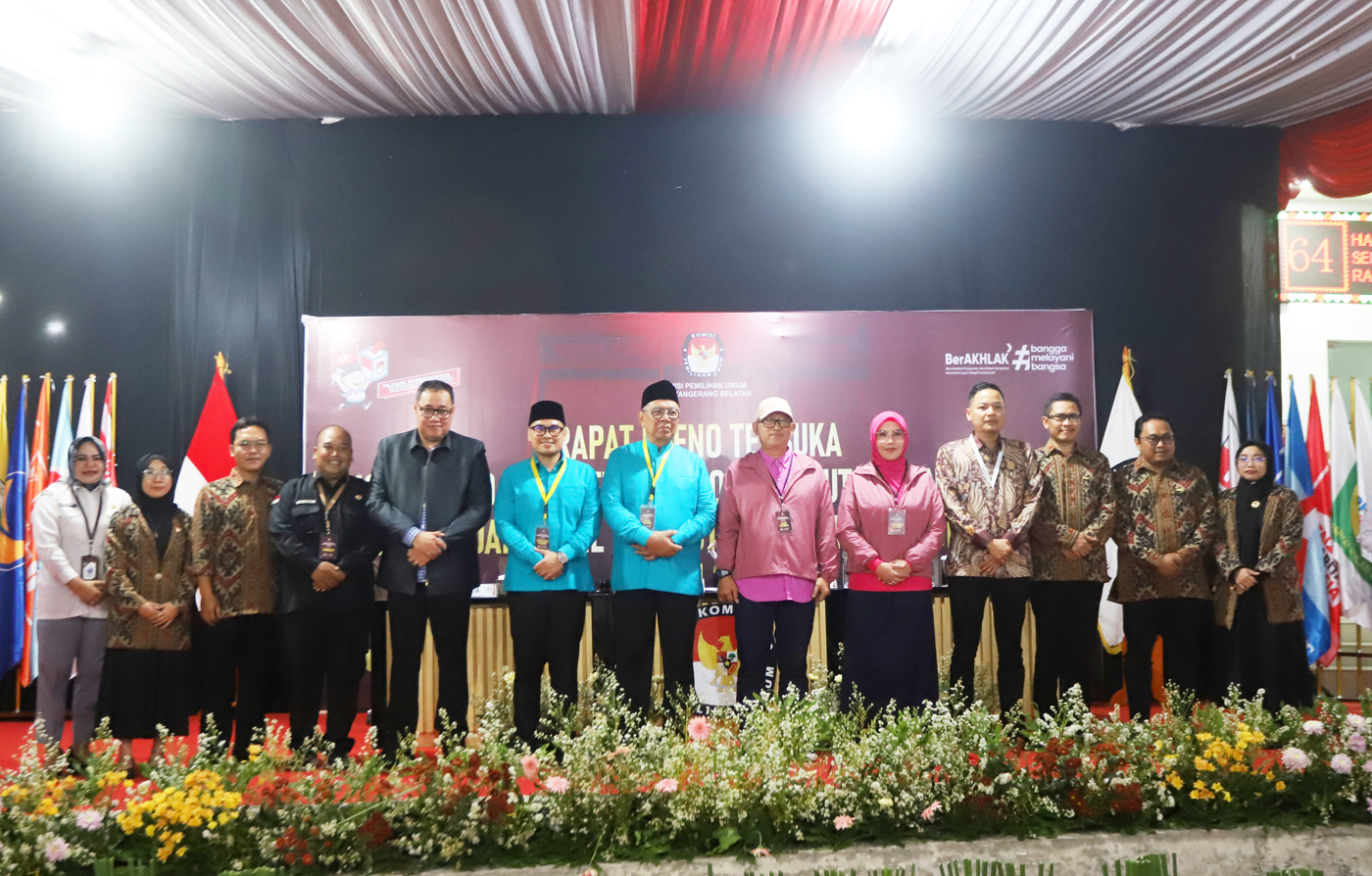 Pasangan Calon Wali Kota dan Wakil Wali Kota Tangerang Selatan Benyamin Davnie - Pilar Saga Ichsan dan pasangan Ruhamaben - Shinta Wahyuni foto bersama dengan pimpinan KPUD Kota Tangerang Selatan saat Rapat Pleno Terbuka Pengundian dan Penetapan Nomor Uru