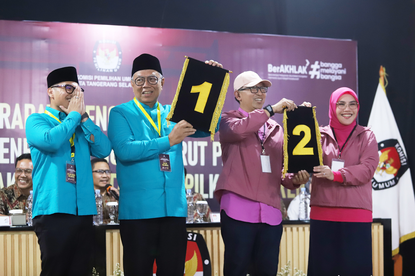 Pasangan Calon Wali Kota dan Wakil Wali Kota Tangerang Selatan Benyamin Davnie (kedua kiri) - Pilar Saga Ichsan (kiri) dan pasangan Ruhamaben (kedua kanan) - Shinta Wahyuni (kanan) menunjukkan nomor urutnya saat Rapat Pleno Terbuka Pengundian dan Penetapa