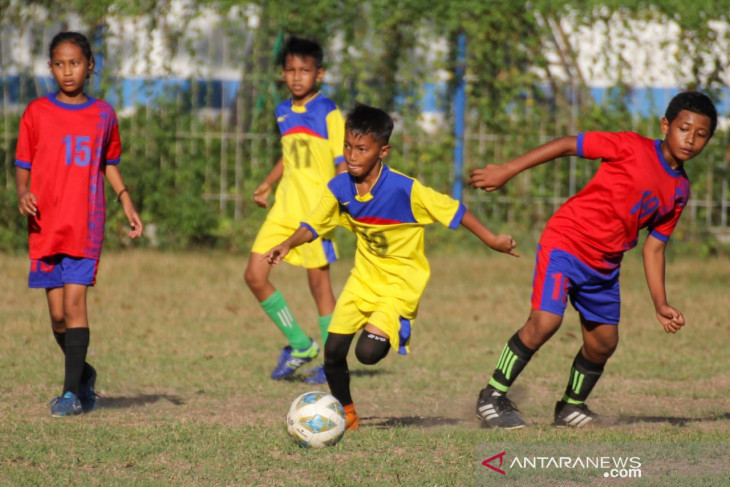 Sejumlah anak bermain sepak bola. (Dok. Antara)