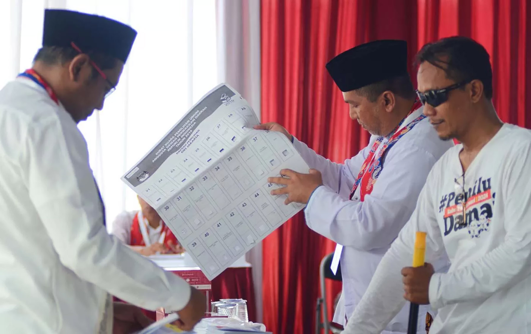 Petugas Kelompok Penyelenggara Pemungutan Suara (KPPS) melakukan perhitungan surat suara dalam simulasi pemungutan dan penghitungan suara Pemilu 2024.