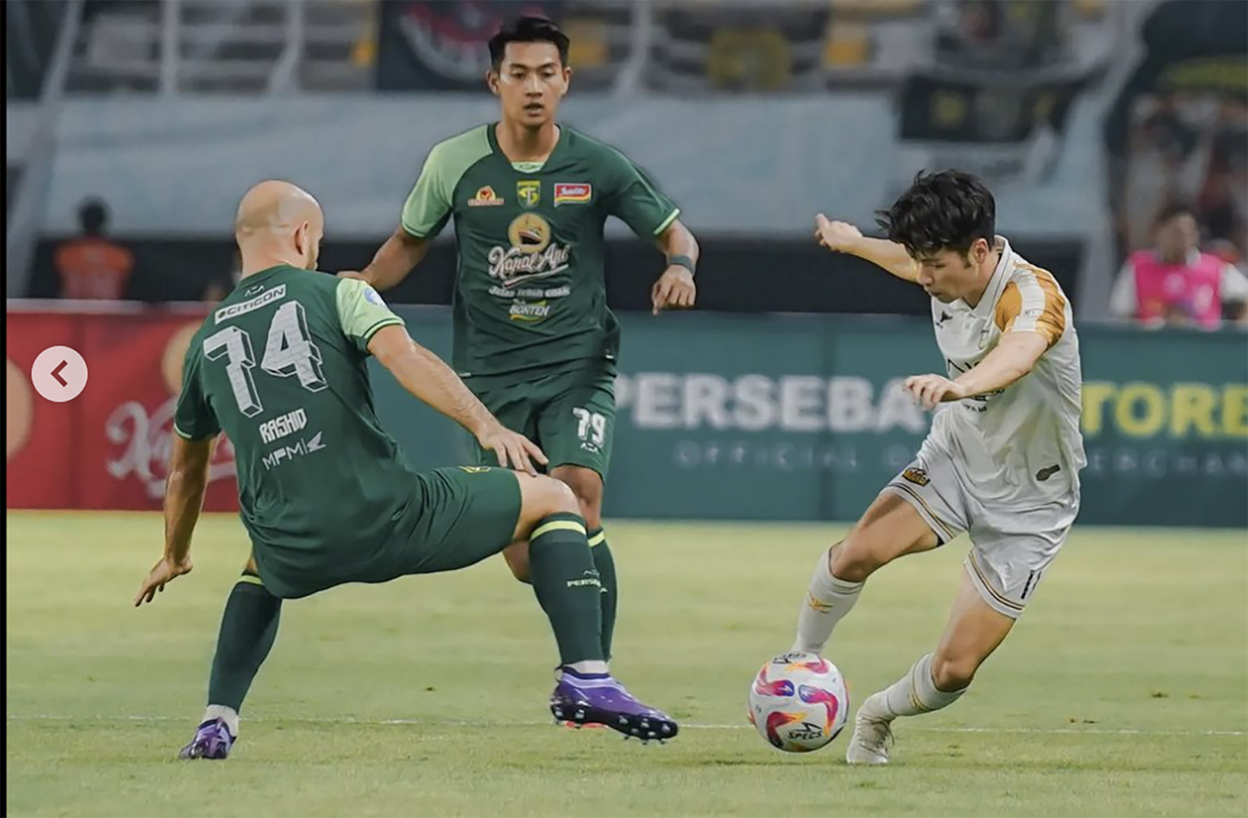 Winger Dewa United Taisei Marukawa (kanan) mencoba melawati Mohammed Rashid dari Persebaya di Stadion Gelora Bung Tomo, Jumat (27/9/2024).