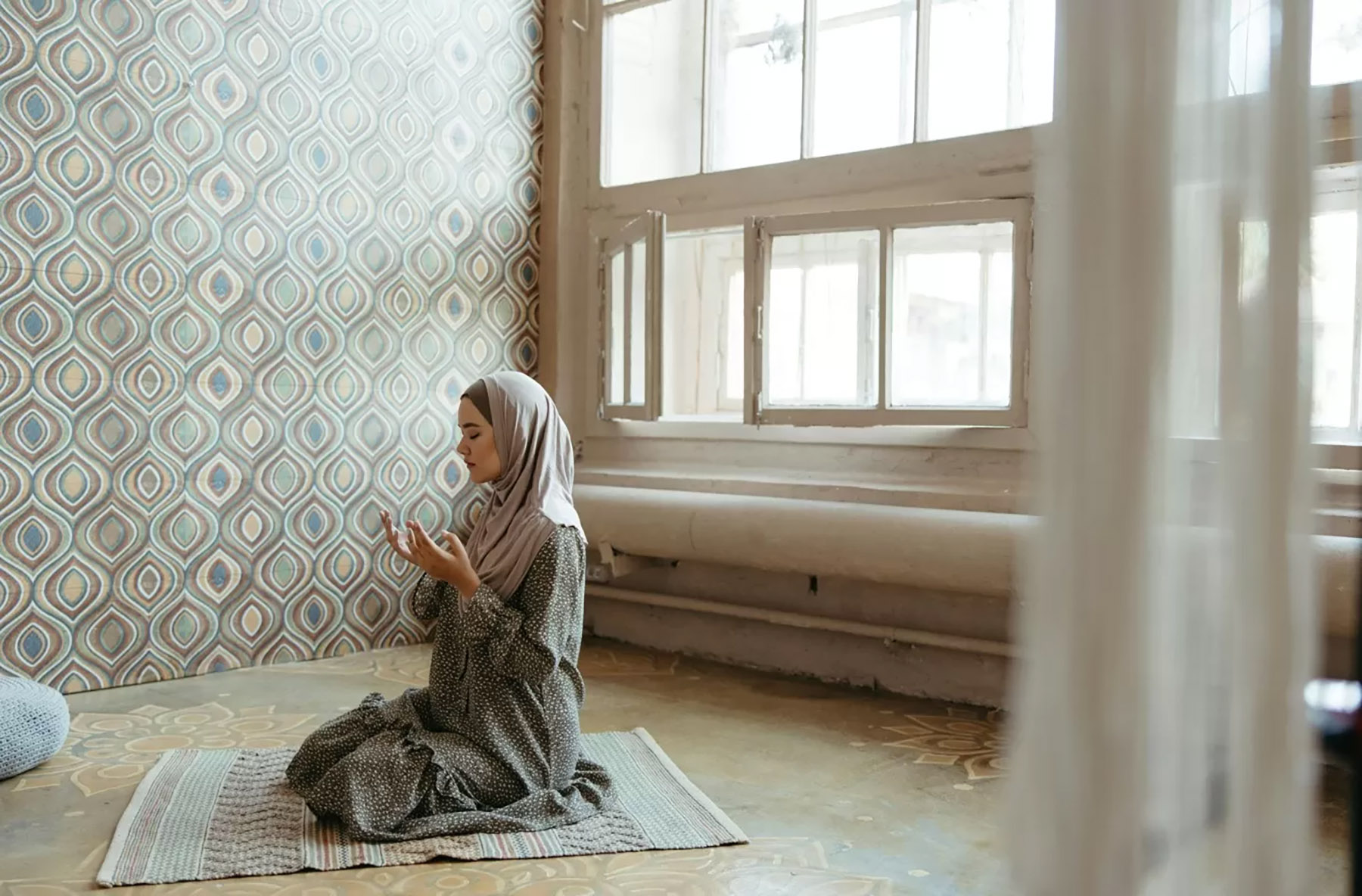 Ilustrasi seorang wanita muslim sedang mengamalkan doa. (Dok. Pexels.com)