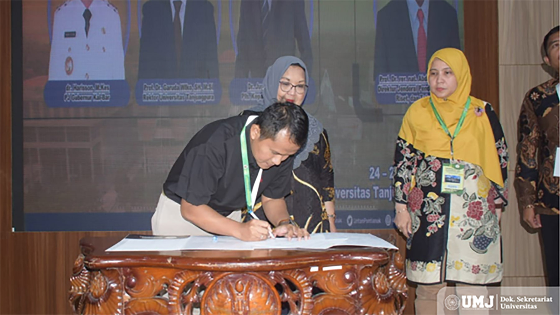 Kabag Multimedia KSU UMJ Budiman, S.T., saat penandatanganan keanggotaan UI GreenMetric di Universitas Tanjungpura Pontianak.