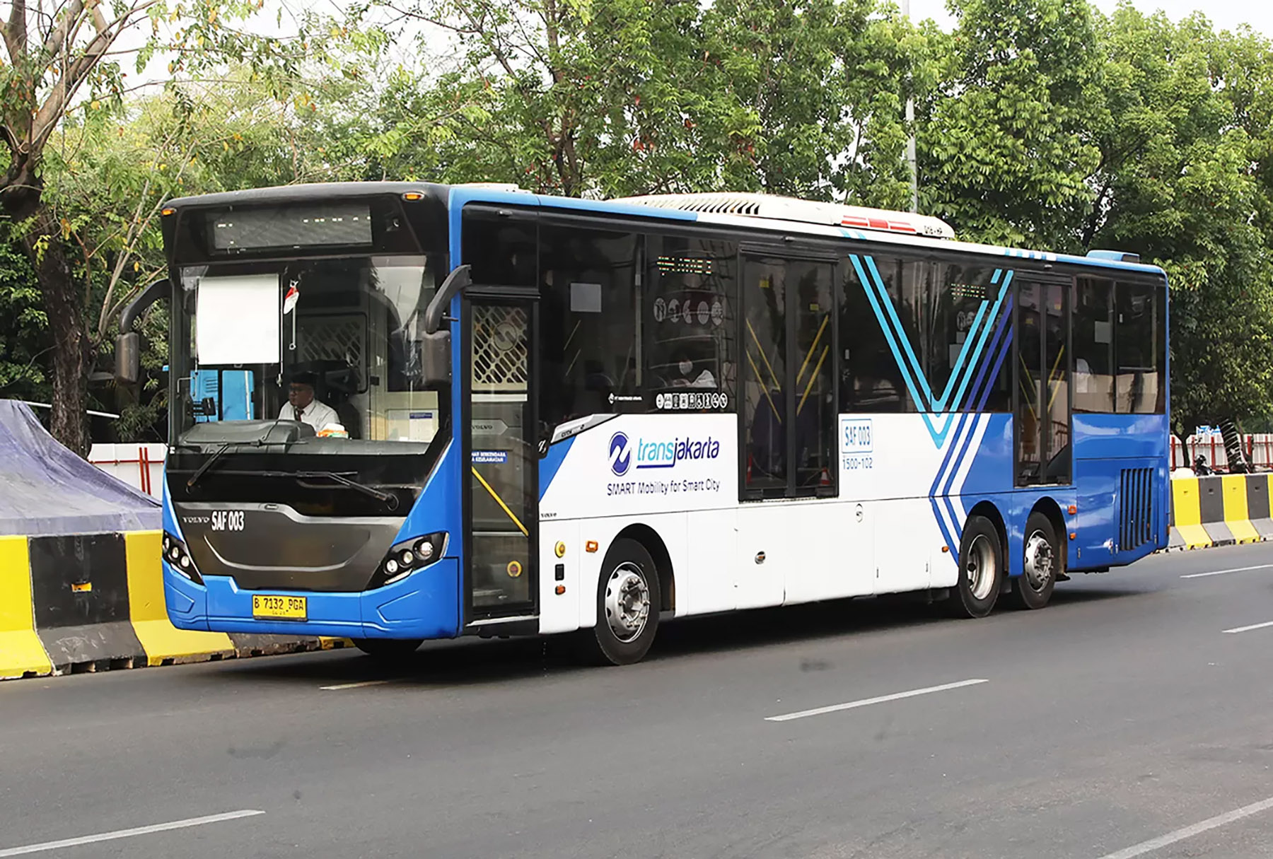 Bus Transjakarta melintas di jalan Pemuda, Jakarta.