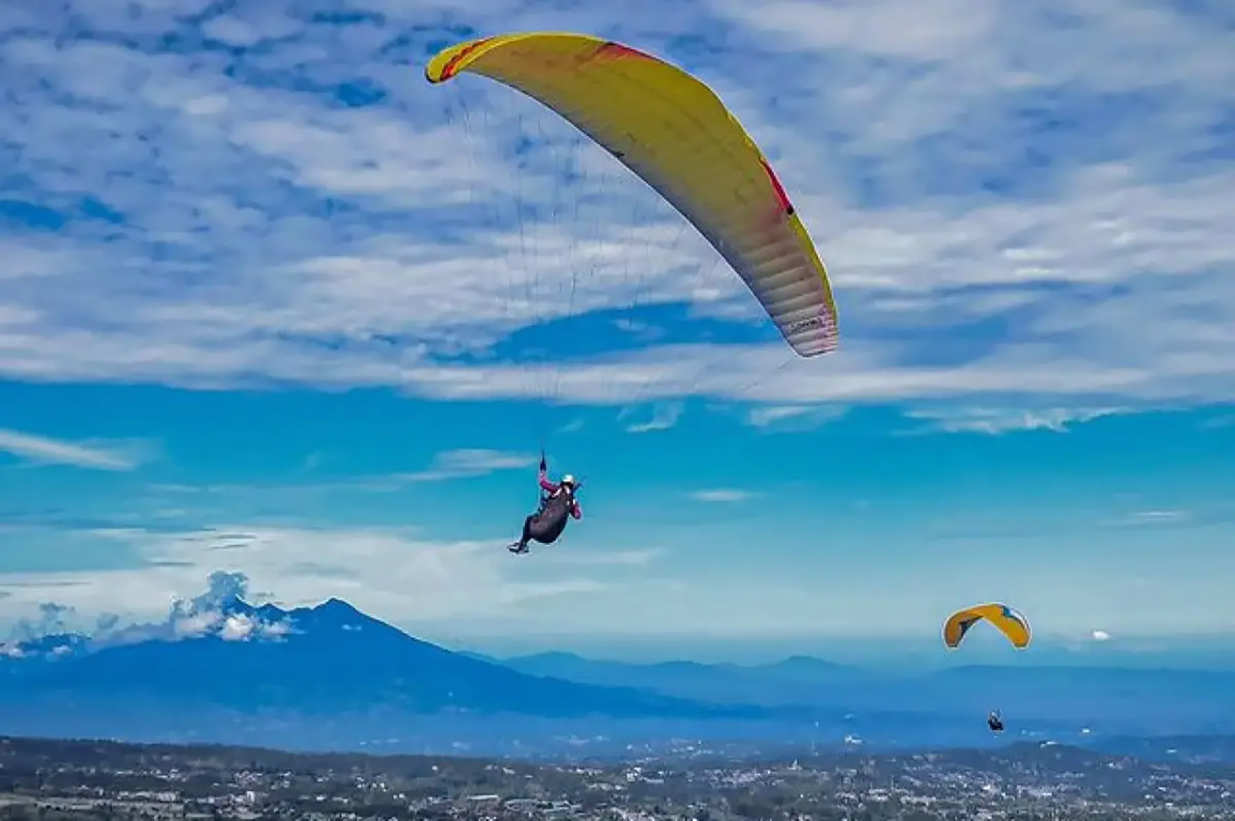 Wisata paralayang Puncak bisa dijadikan destinasi liburan yang berbeda. sekaligus memacu adrenalin berolahraga ( Dok. @paralayangpuncak_official)