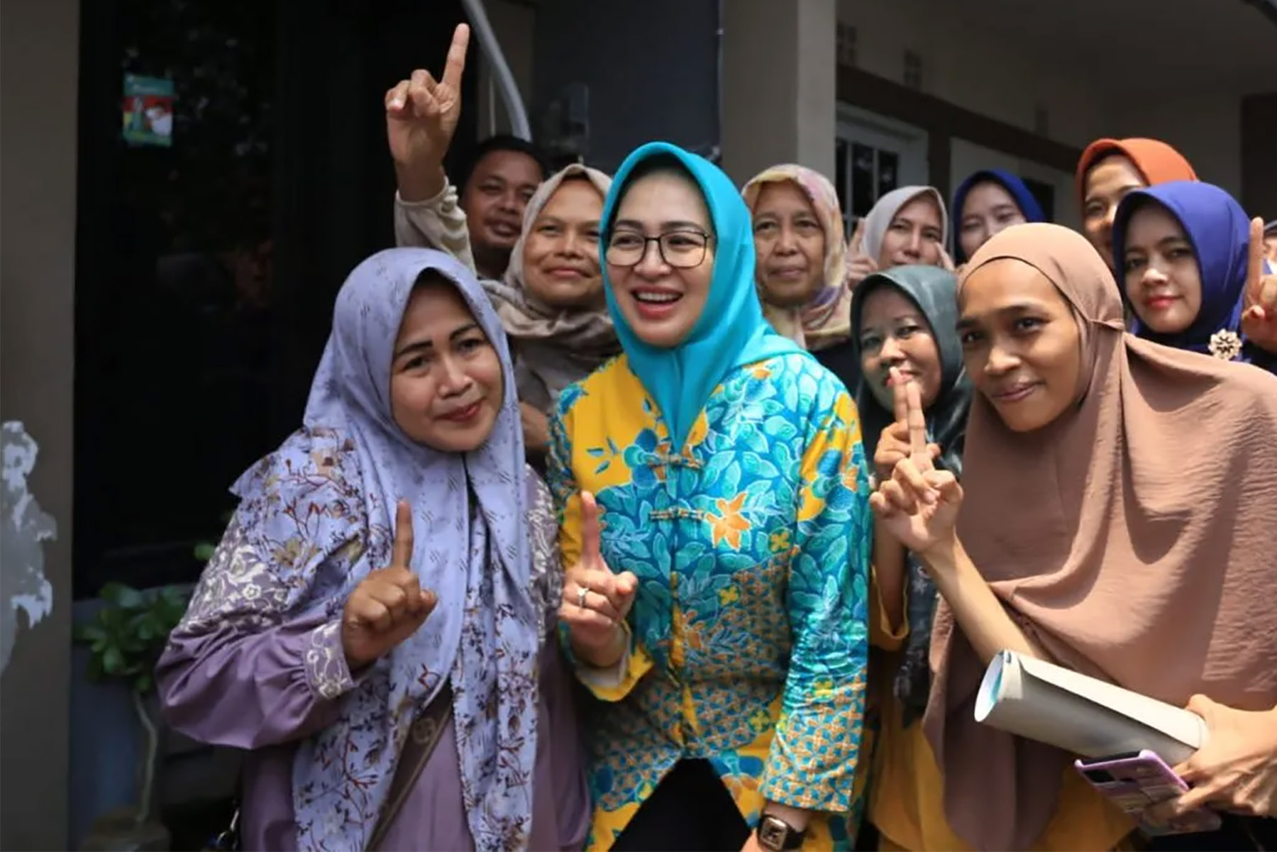 Calon Bubernur Banten Airin Rachmi Diany mengenakan batik khas Tangsel saat memulai hari pertama kampanye pilkada di Kecamatan Ciputat dan Ciputat Timur, Kota Tangerang Selatan. (Dok. Antara)