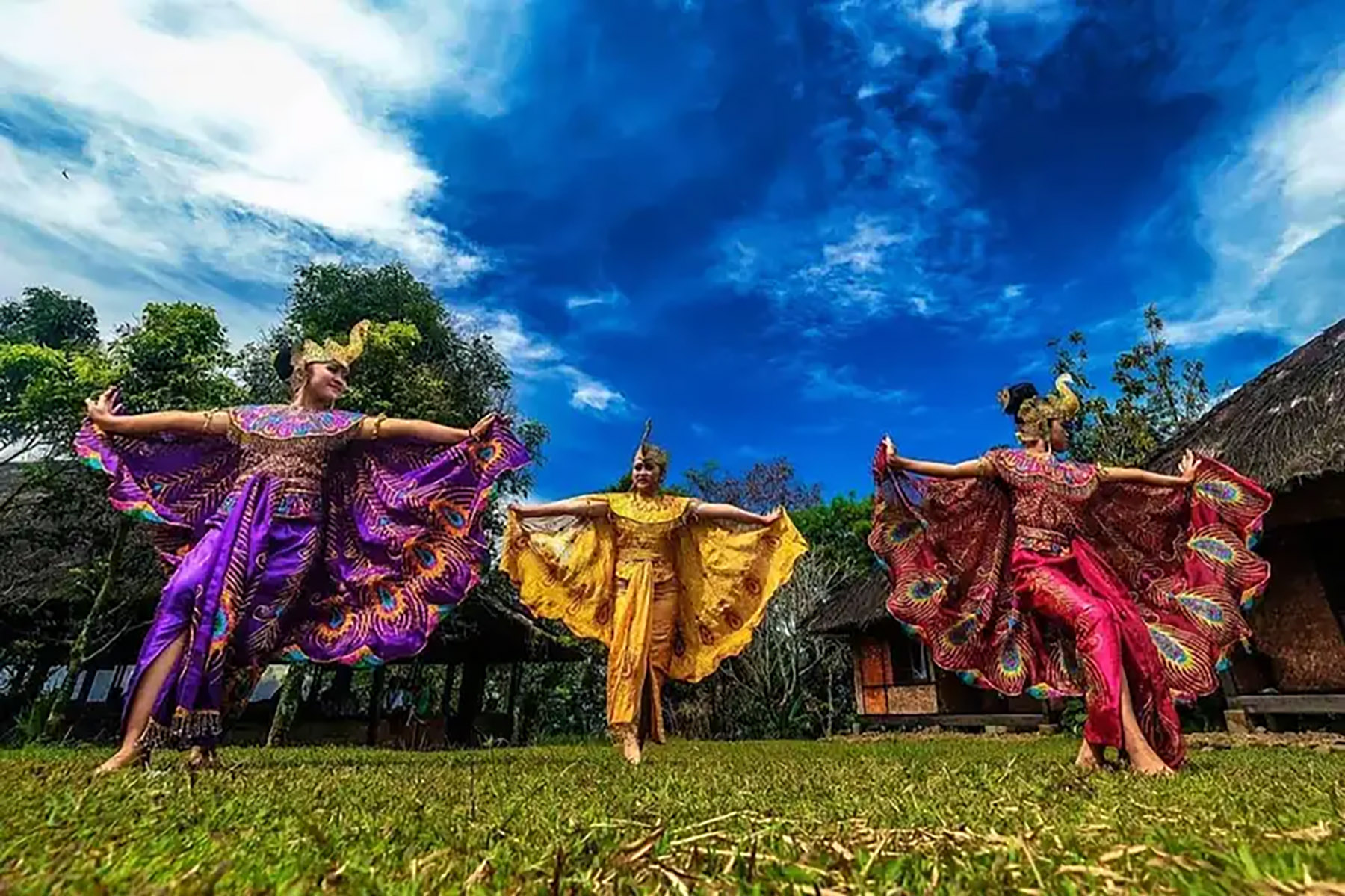 Penari beraksi dalam sebuah event di kampung Sindang Barang, Bogor. (Dok. Instagram Kampung Budaya Sindang Barang)