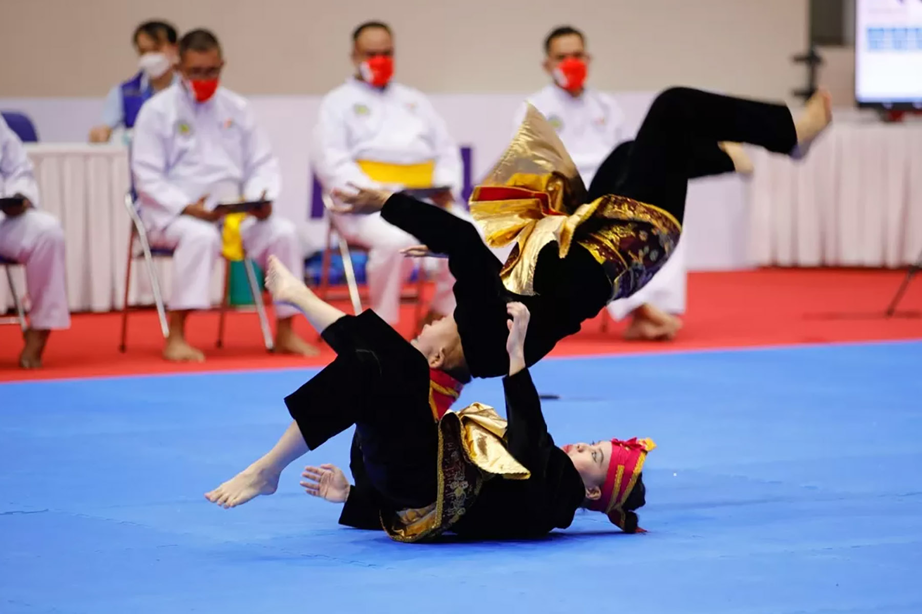 Atlet pencak silat tampil di SEA Games. (Dok. NOC Indonesia/Naif Al&rsquo;As)