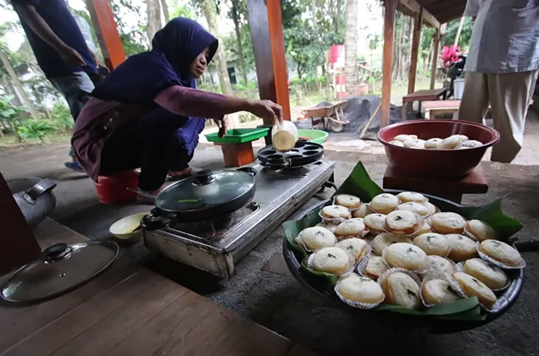 Penjual menuangkan adonan kue apem. (Suharto/Radar Malang)