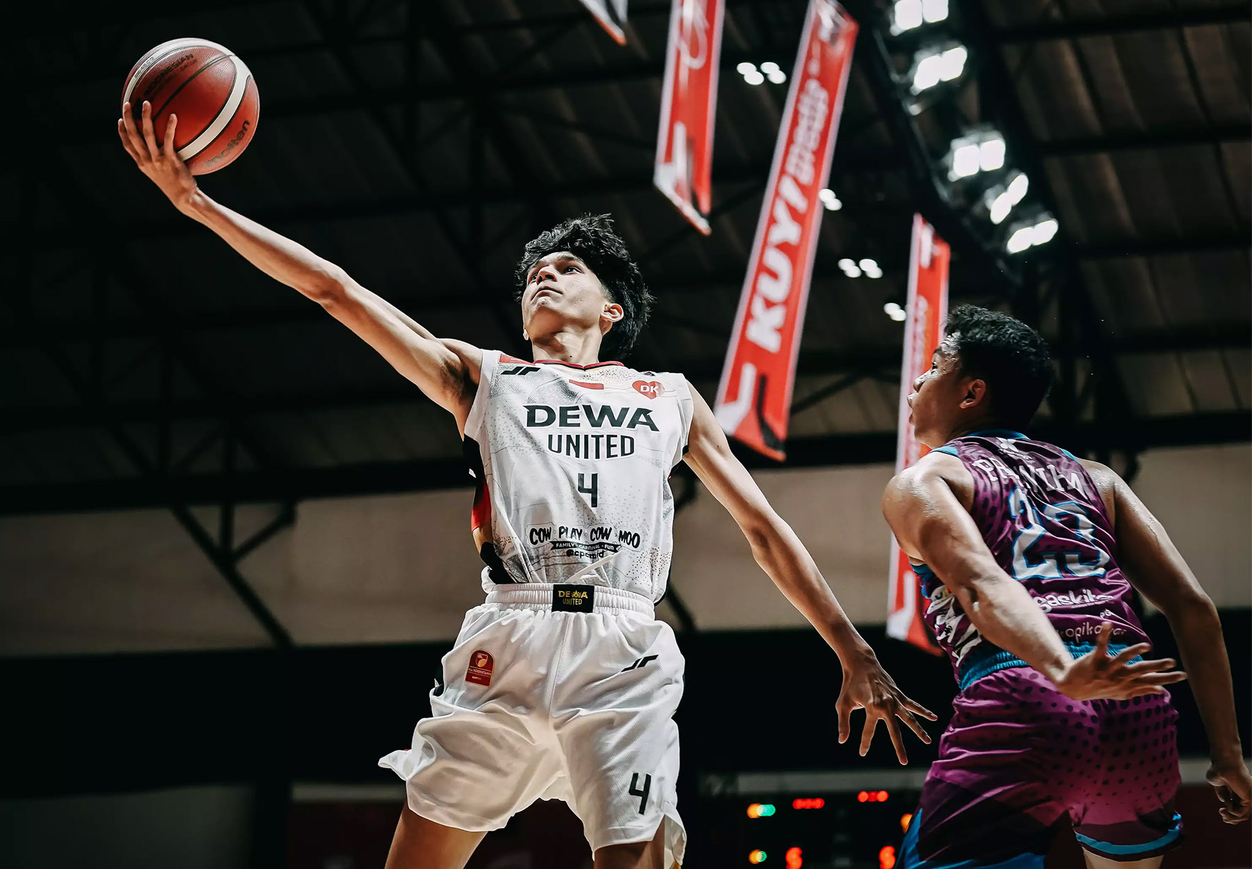 Erick Ibrahim Junior (kir) saat tampil di game perdana Grup C IBL All Indonesia 2024 menghadapi Amartha Hangtuah. (Dok. Dewa United)