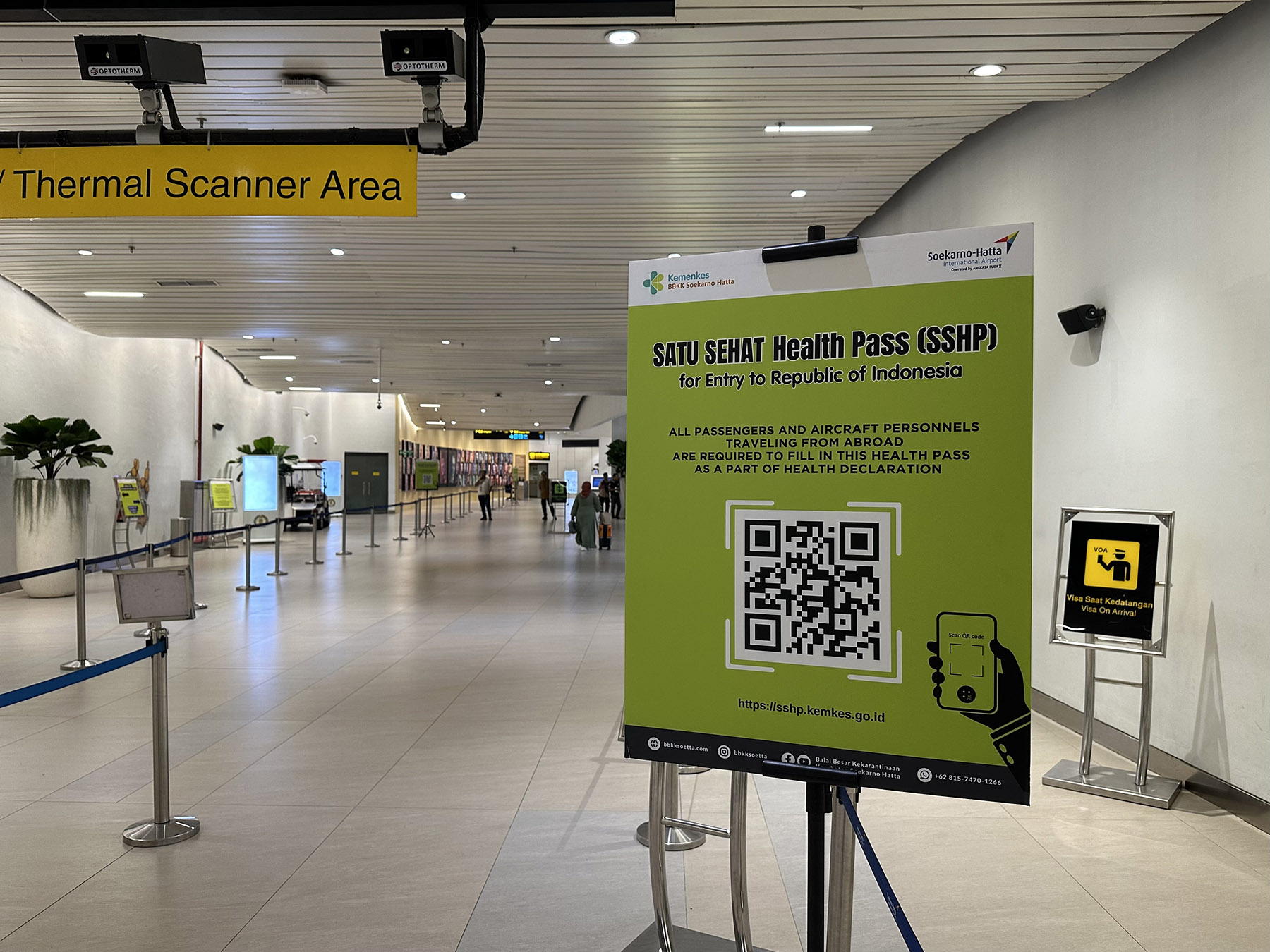 Poster berisi barcode dan keterangan aplikasi SATUSEHAT di terminal kedatangan Bandara Soekarno-Hatta. (Hendra Eka/Jawa Pos)
