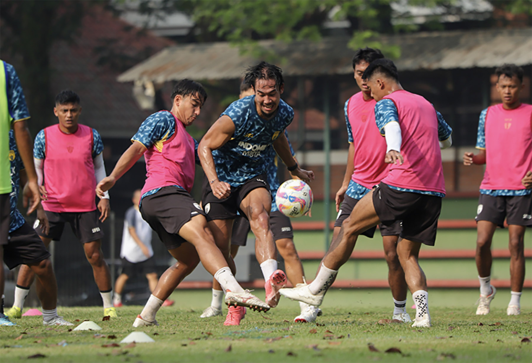 Bek Persita Ryuji Utomo (tengah) saat berlatih bersama rekan-rekannya. (Dok. Persita)