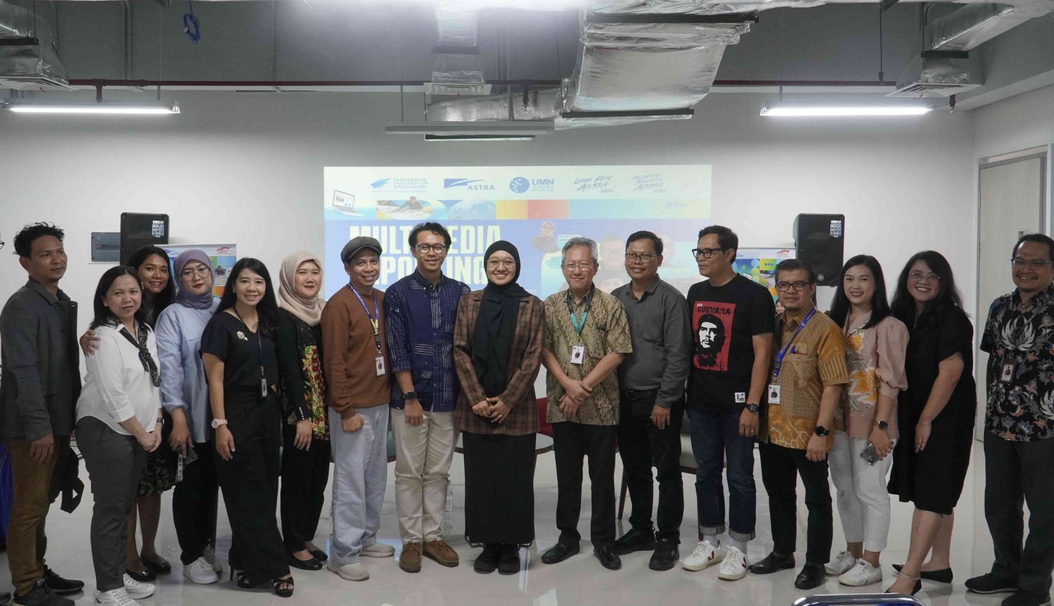 Head of Media Relations Astra, Regina Panontongan (tengah) beserta narasumber yang mengisi seminar serta workshop.