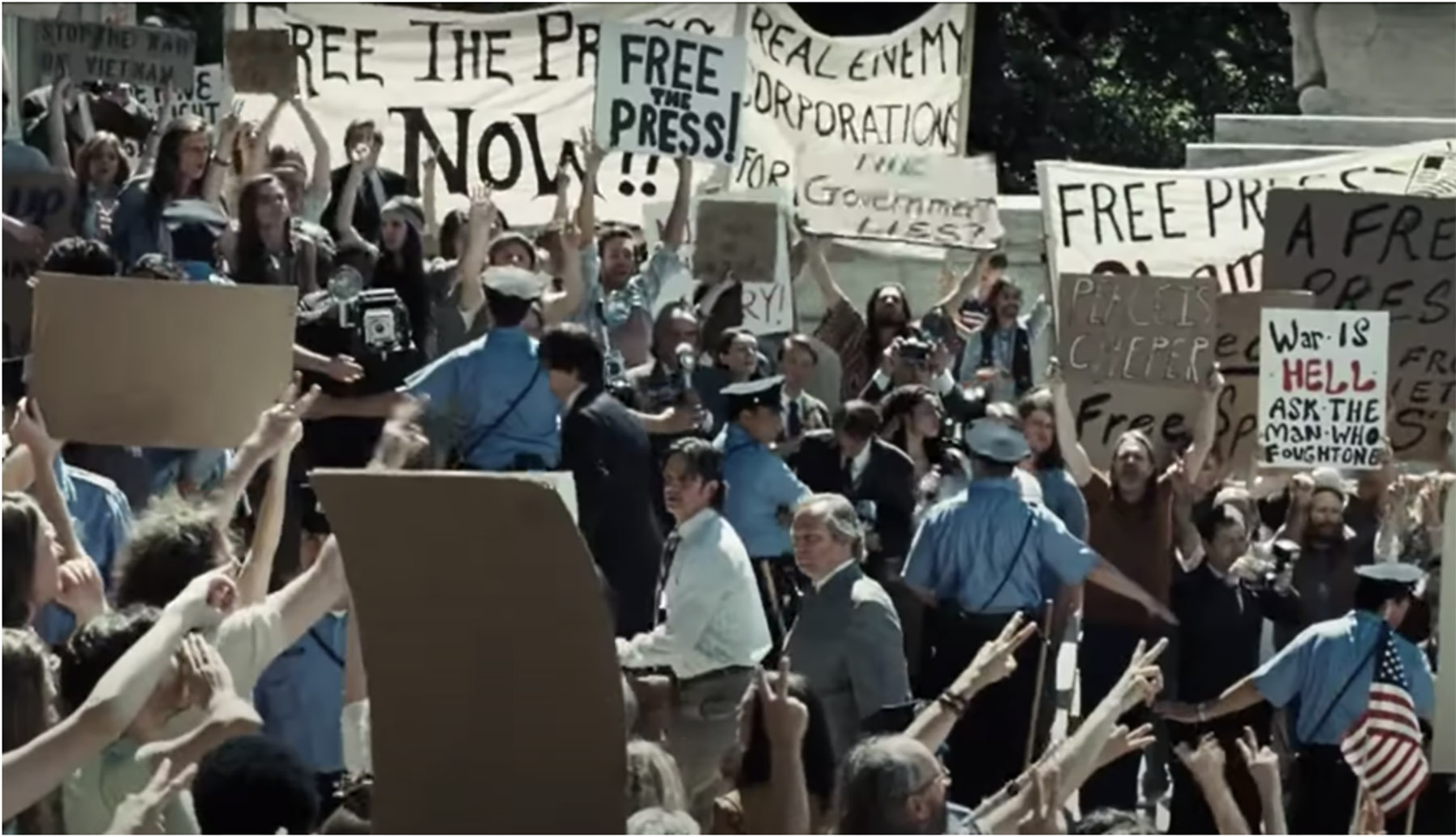 Aksi masa di depan Supreme Court pada saat persidangan The Post dan NYT.    (Dok. Tangkapan layar film The Post)