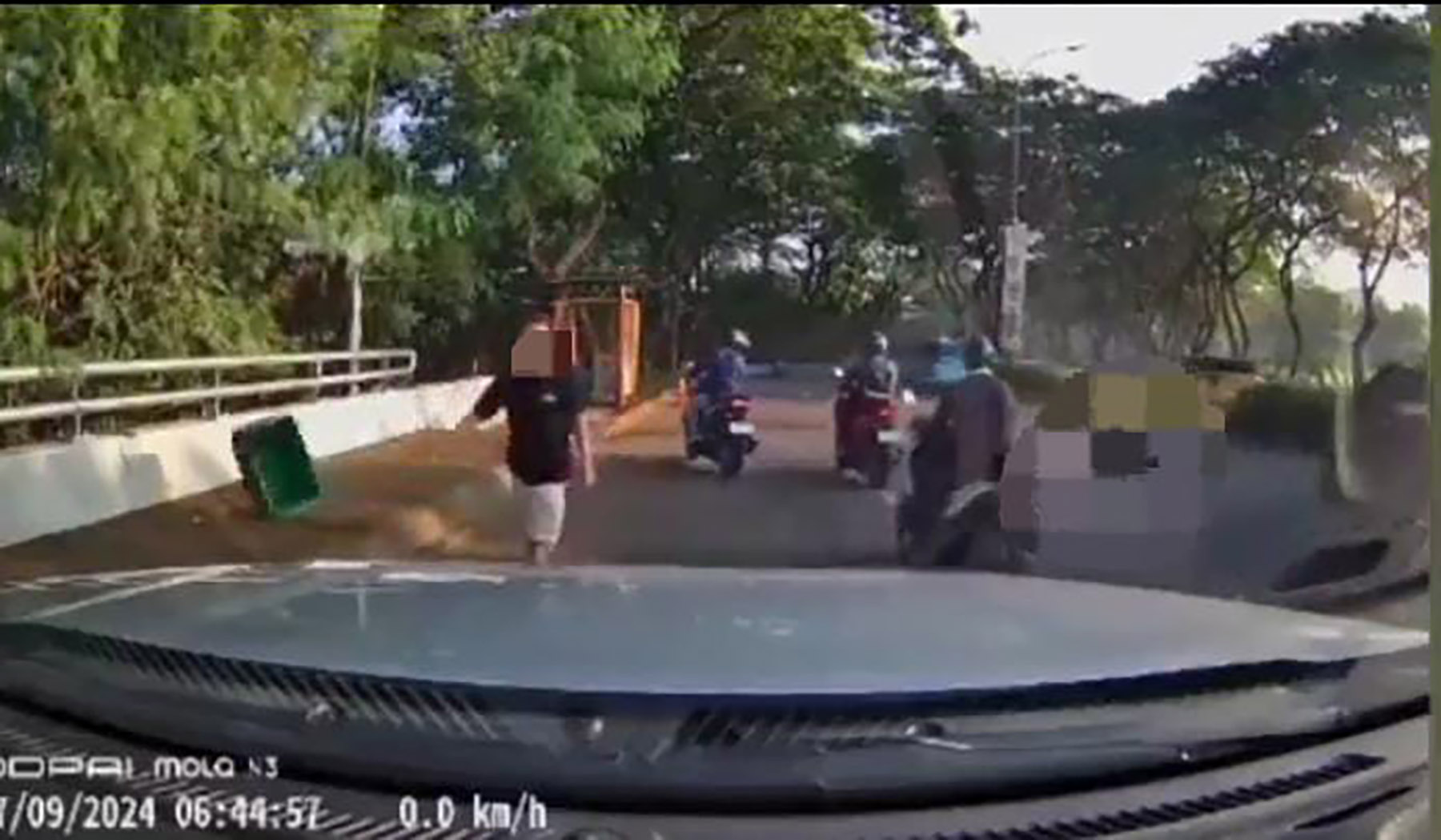 Tangkapan Layar Cuplikan Dashcam Kejadian Pemotor Terperosok di BSD.