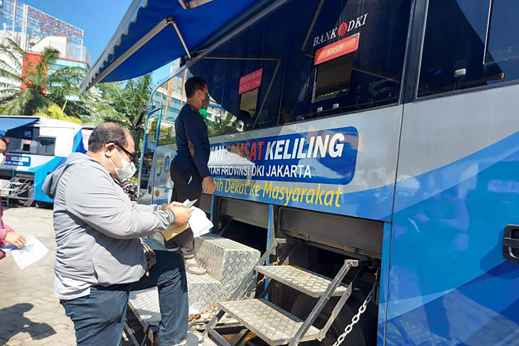 Warga mengantre di layanan Samsat Keliling di halaman parkir Samsat. (ANTARA/Mentari Dwi Gayati)