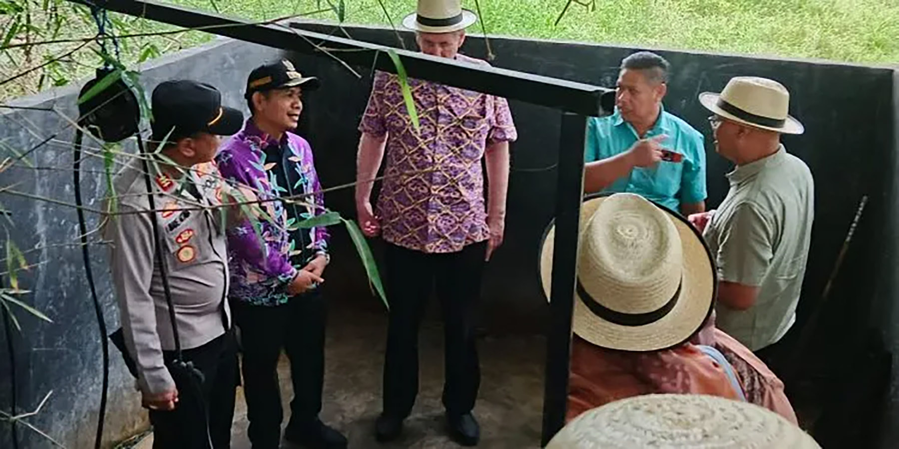 Tim UNESCO Creative Cities Network (UCCN) menyambangi Mata Air Tapos Pojok di Desa Tapos, Tigaraksa, Kabupaten Tangerang. (Dok. Radar Banten)