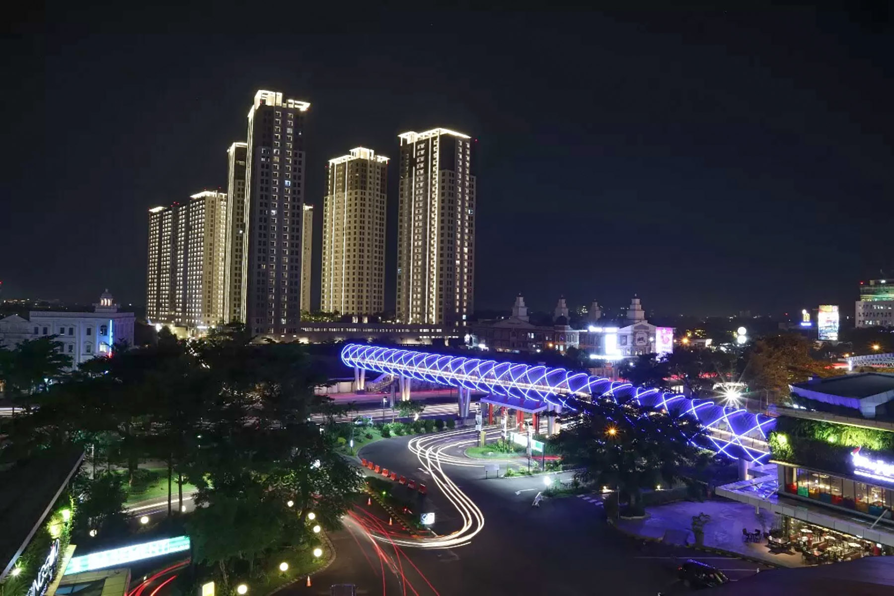 Gemerlap keindahan Serpong di malam hari. (Saugi Riyandi/Jawa Pos)