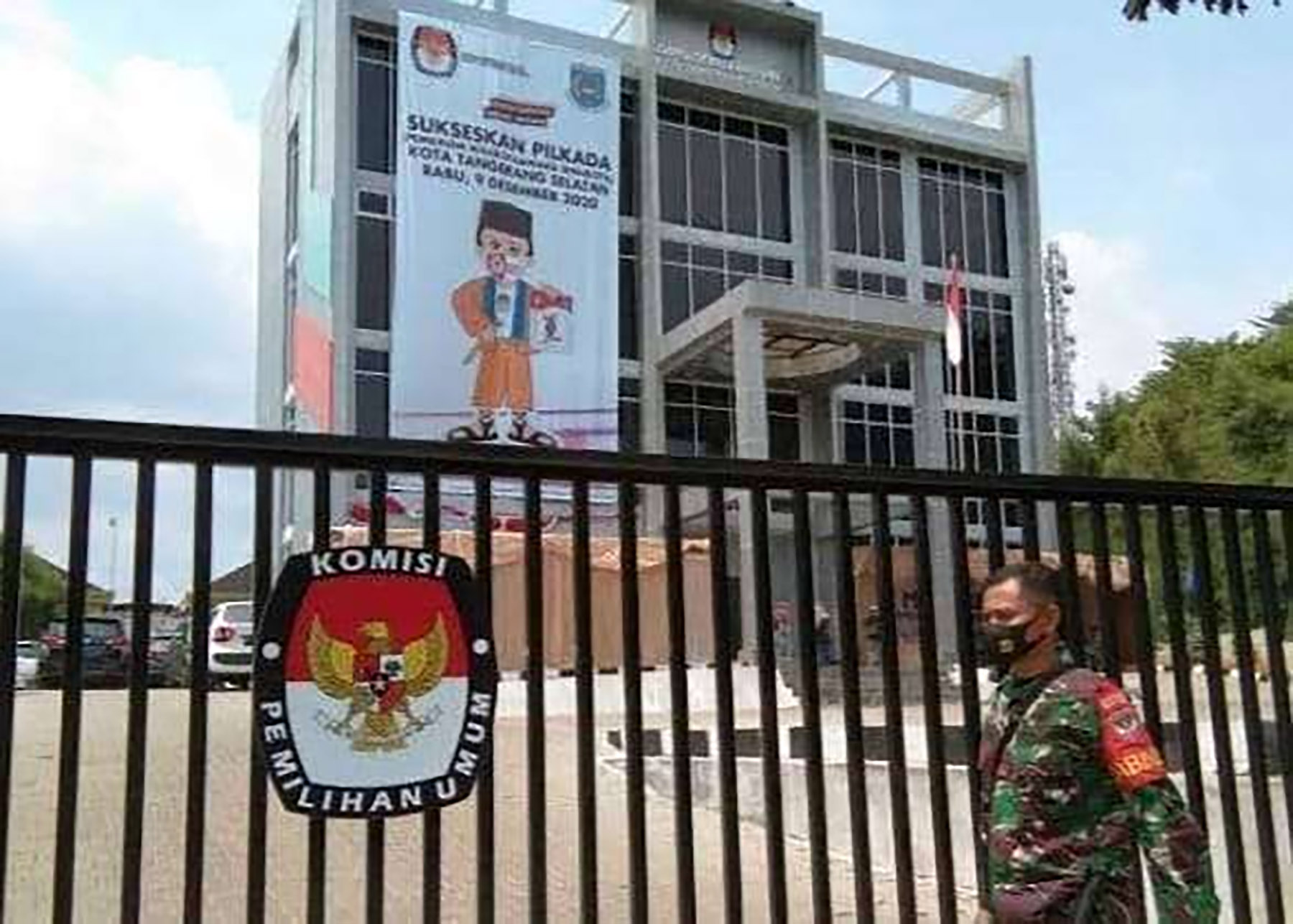 Kantor KPU Kota Tangerang Selatan dijaga petugas jelang Pilkada 2024 (Dok.RRI)