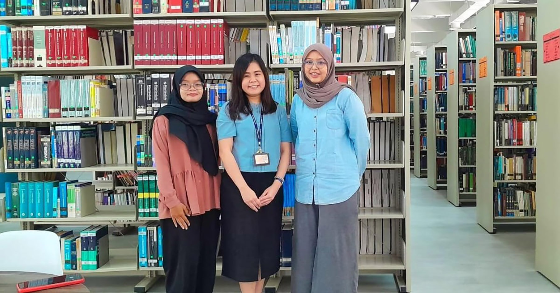 Amanda Farras Wijdhan (kiri) dan Hening Nada Syaffana (kanan) bersama Dr. Heh Choon Han,  pakar di Fakultas Farmasi Universitas Malaya. (Dok. UIN)