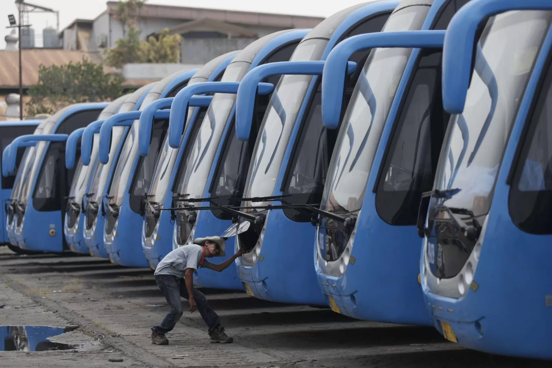 Petugas melakukan pengecekan bus Transjakarta. (Salman Toyibi/Jawa Pos)
