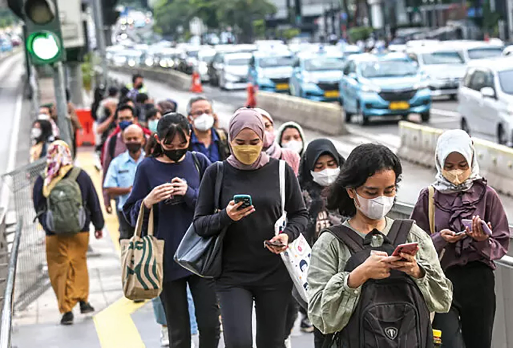 Ilustrasi - Warga Jakarta di kawasan Sudirman. (Miftahulhayat/Jawa Pos)