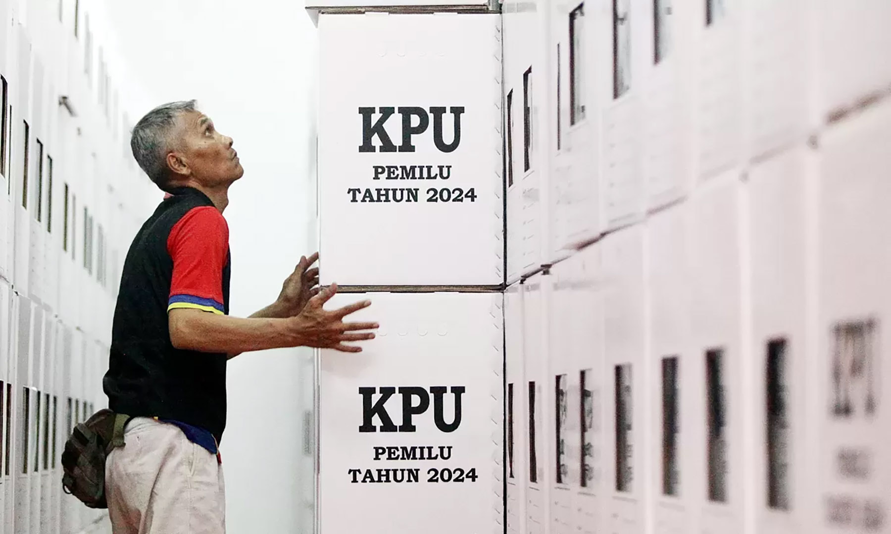 Petugas menata kotak suara. (Dok. Jawa Pos)