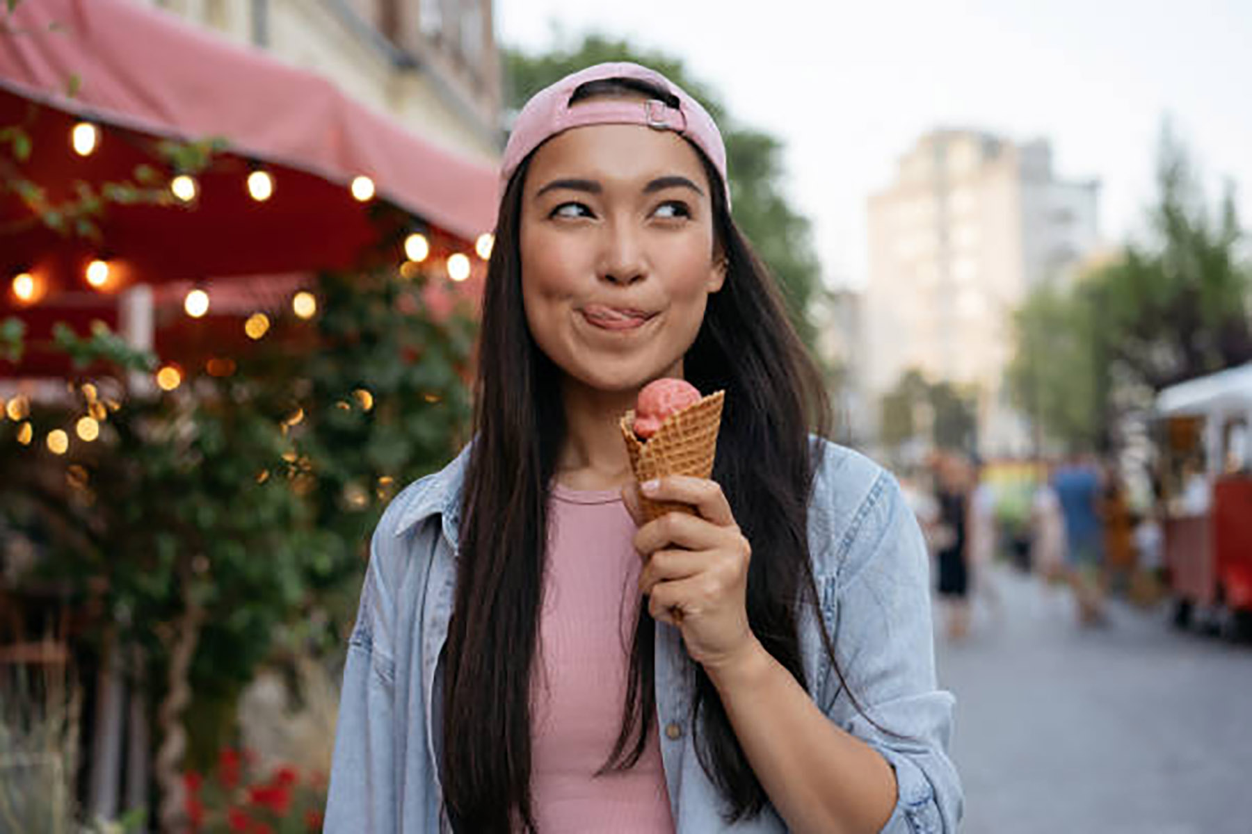 Ilustrasi seorang perempuan menikmati gelato di siang yang terik.