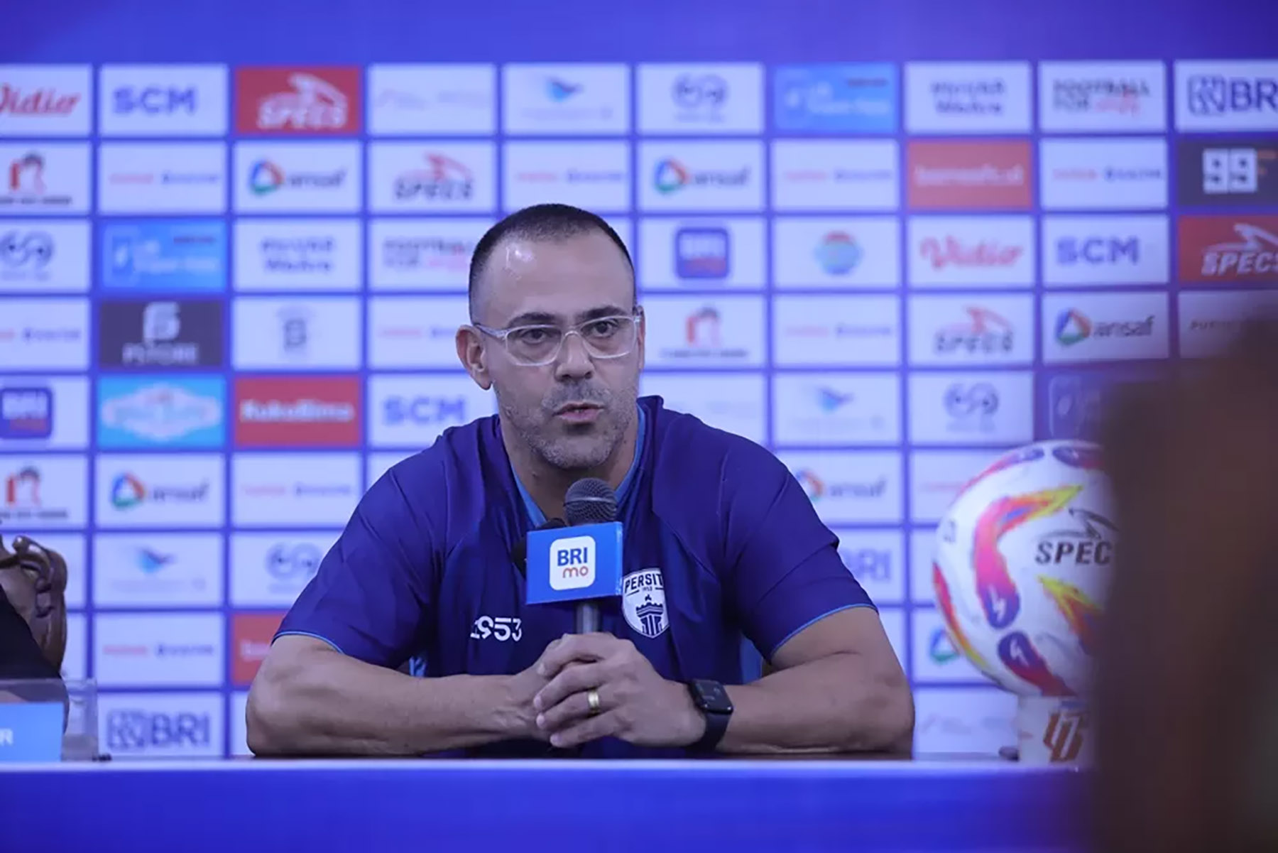 Pelatih Persita Tangerang, Fabio Lefundes dalam sesi pers pre-match BRI Liga 1 kontra Borneo FC. (Dok. LIB)