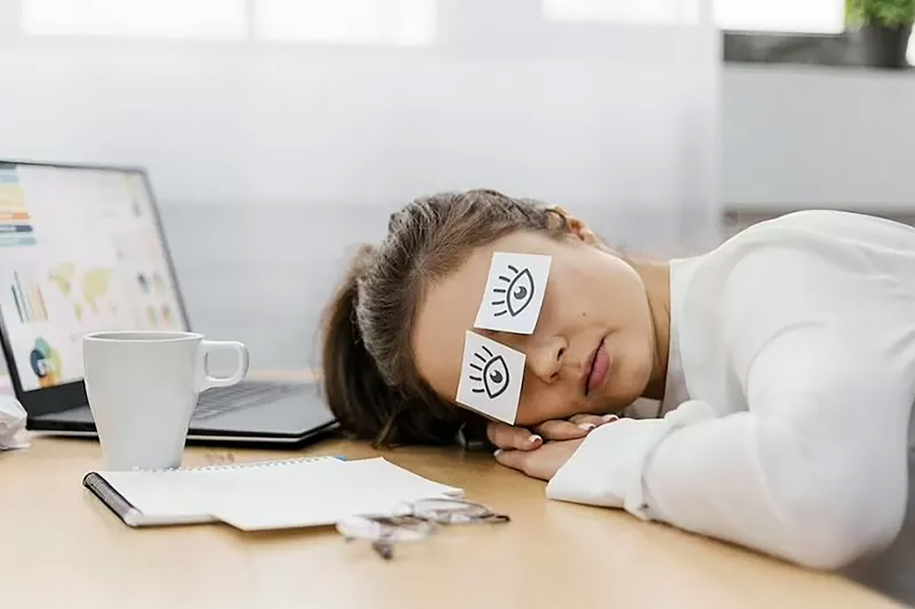 Ilustrasi perempuan tertidur saat bekerja di siang hari. (Freepik)
