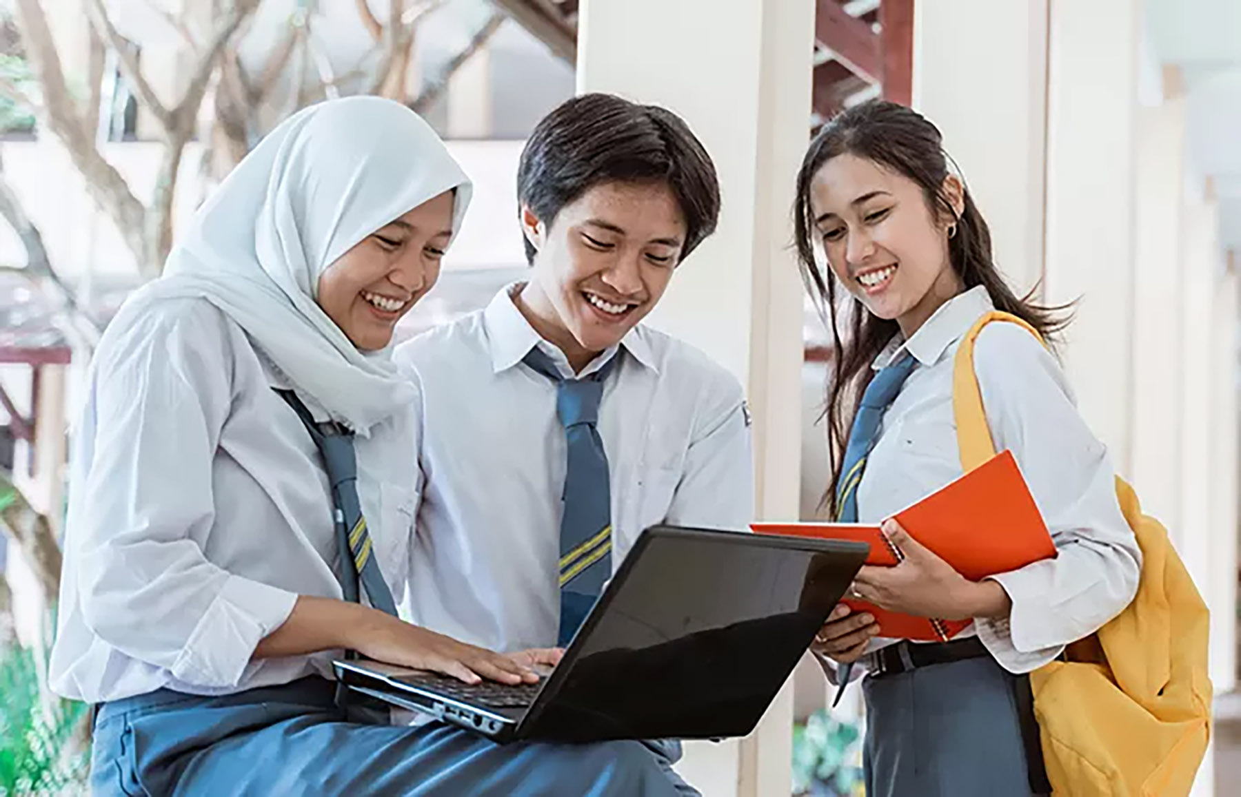 ILUSTRASI: Siswa SMA Negeri 40 Jakarta memanfaatkan teknologi saat belajar kelompok. (Dok. Telkom untuk JawaPos.com)
