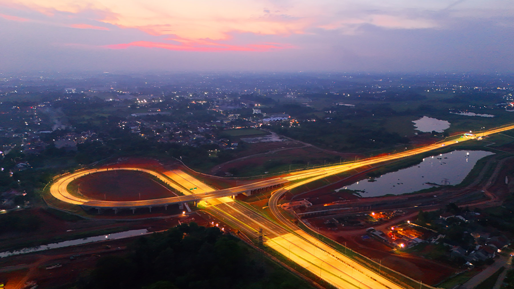 Foto udara tol Serpong Balaraja (Serbaraja) Seksi 1B (Simpang Susun CBD - Simpang Susun Legok) di kawasan Pagedangan, Kabupaten Tangerang, Banten. (Dery Ridwansah/ JawaPos.com)