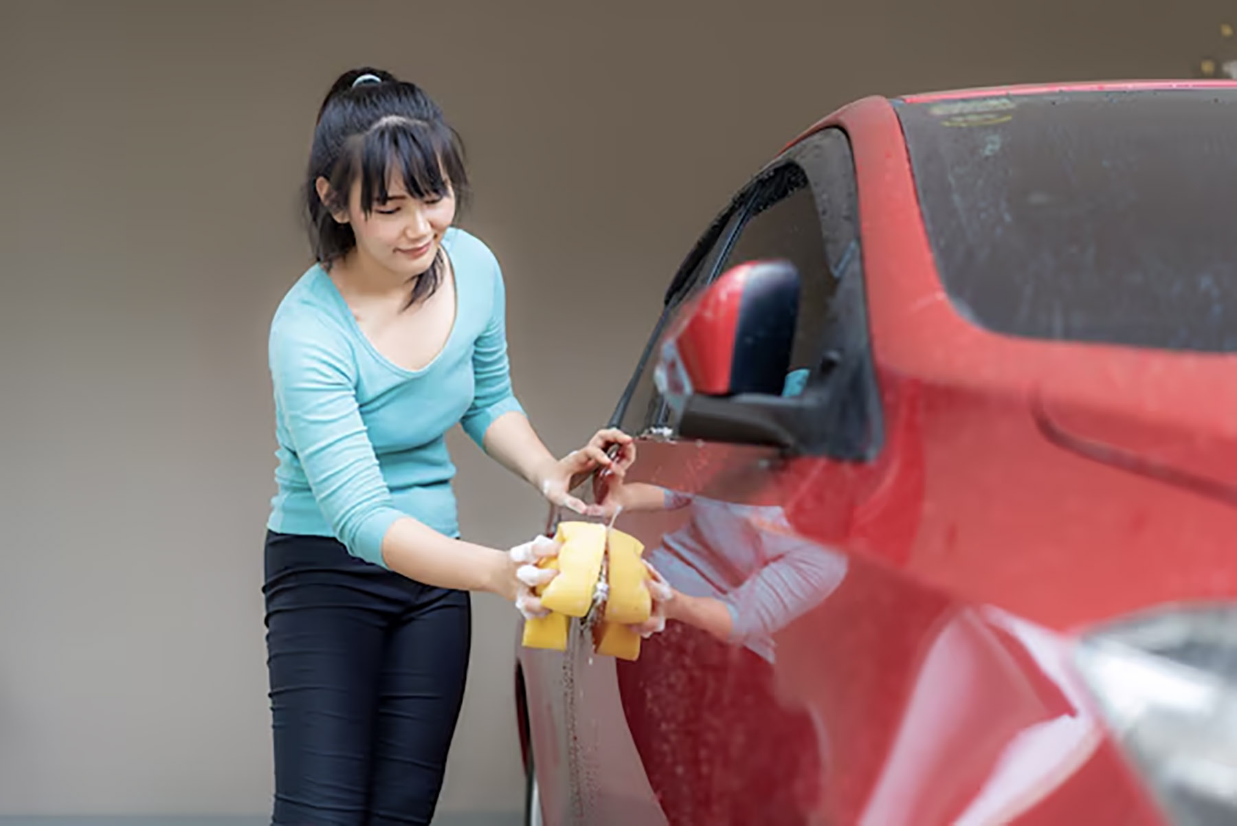 Ilustrasi seorang perempuan mencuci mobil. (Dok. Freepik)