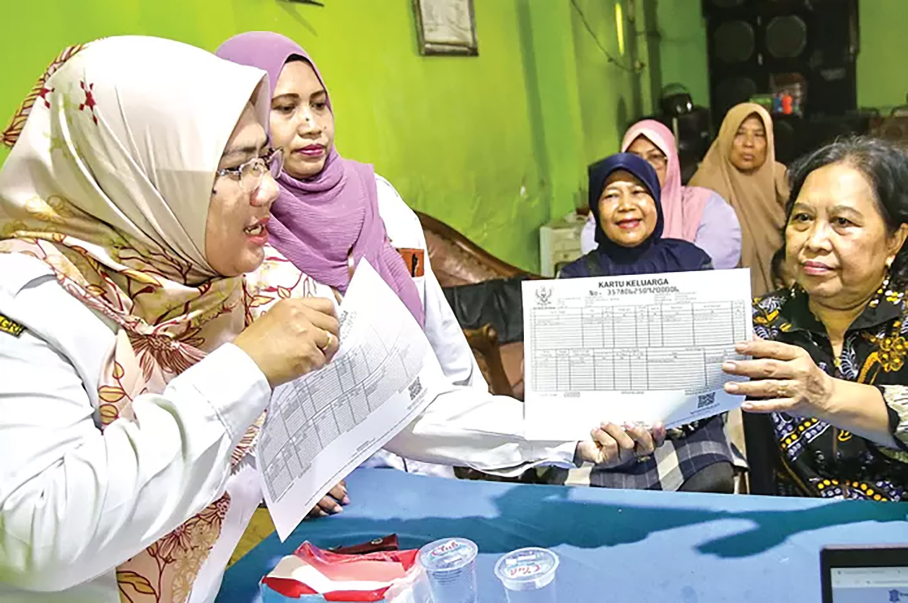 Ilustrasi - Masyarakat mengurus perizinan di kelurahan. (Alfian Rizal/Jawa Pos)