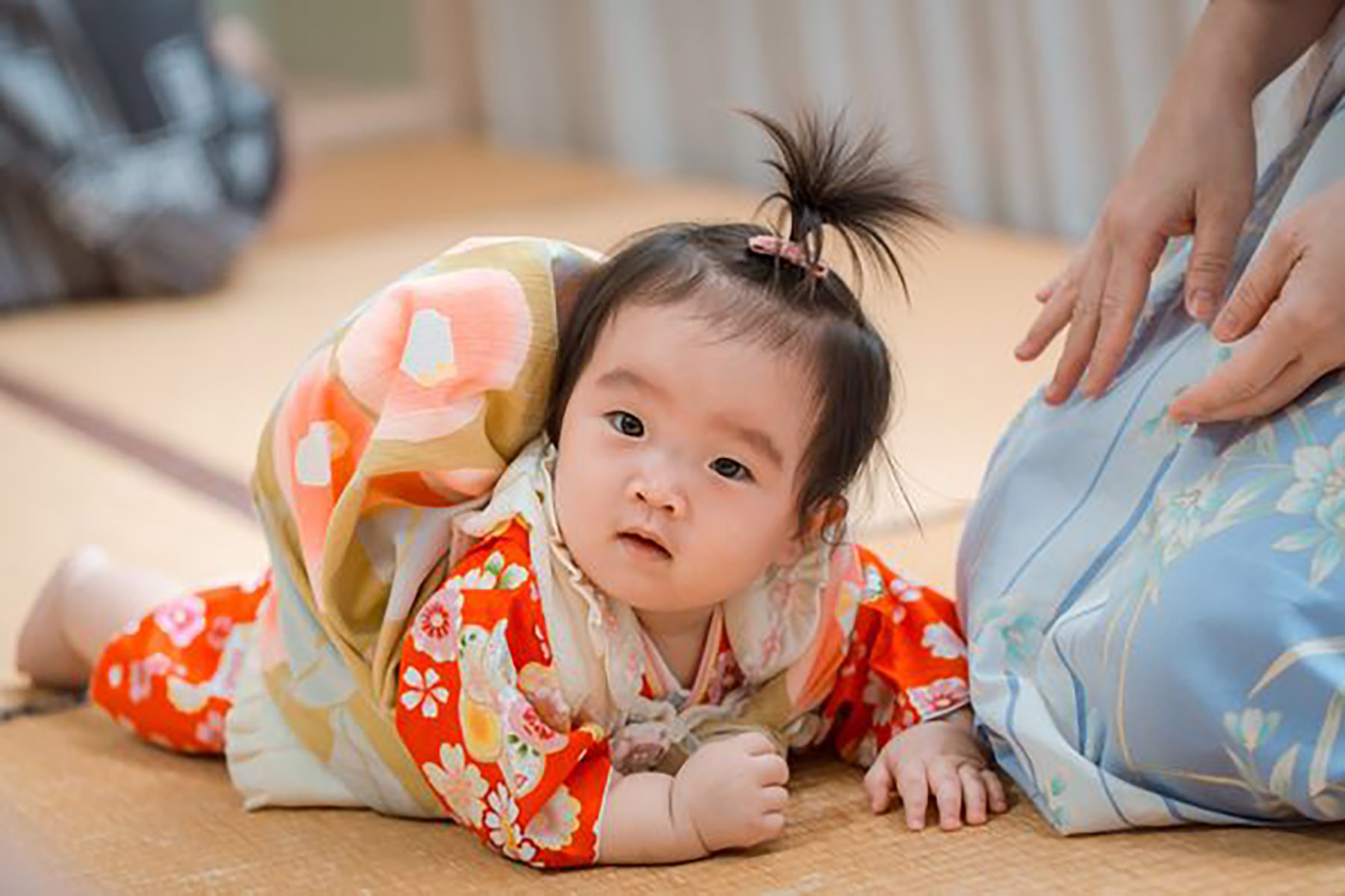 Bayi Jepang menggendong mochi. (Dok. Nipponclass.jp)