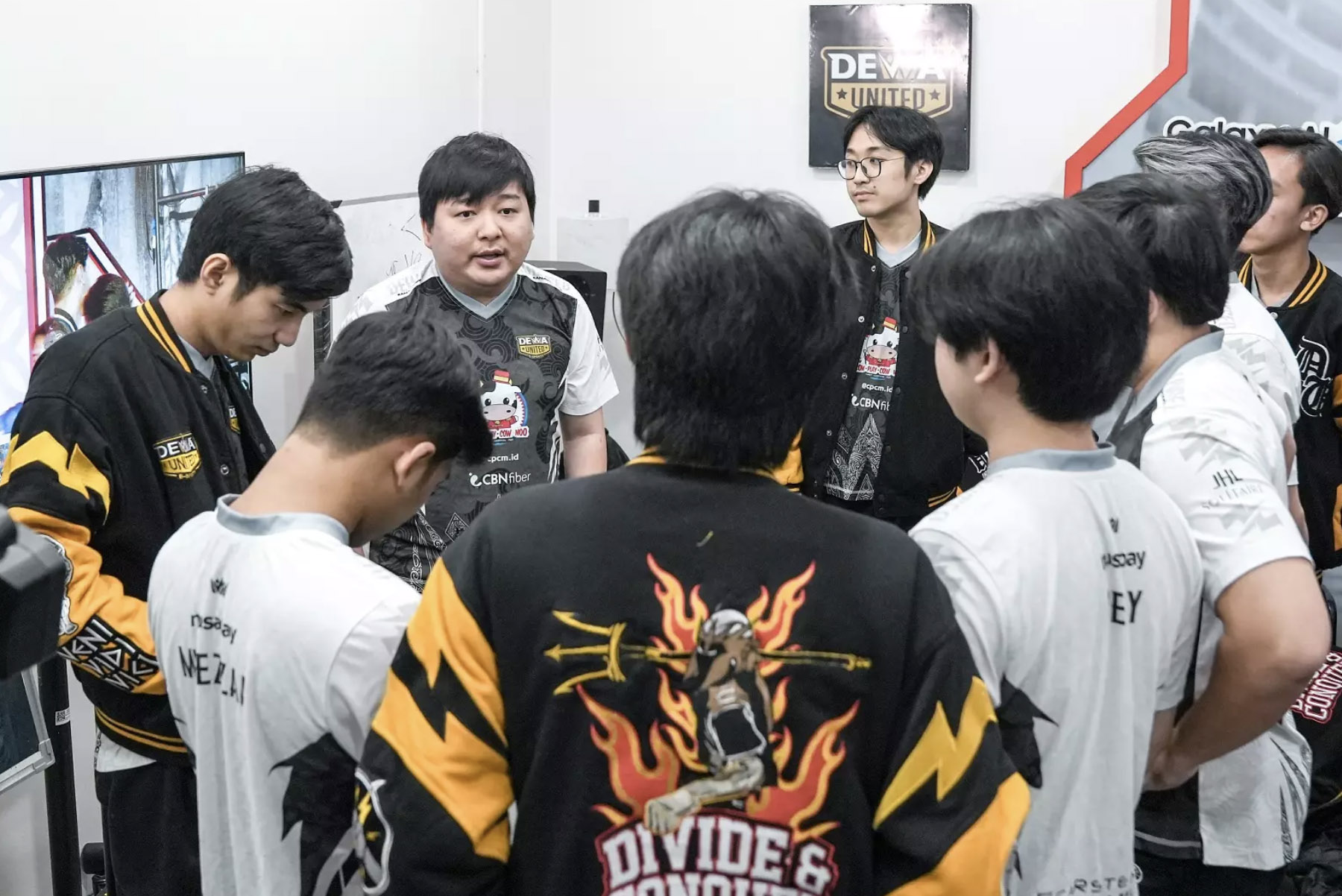 Coach Dewa United Esports Ingin Totalitas di Pekan Terakhir MPL ID S14. (Dok. DU)