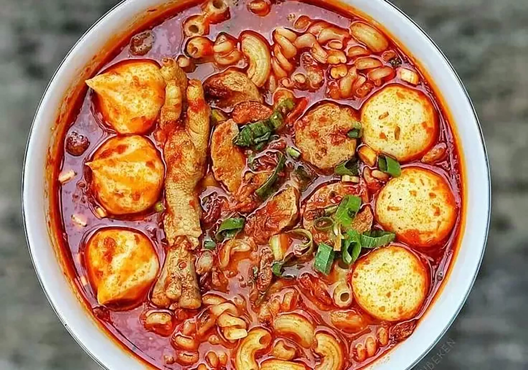 Seblak dengan aneka topping yang menggugah selera. (IDok. Top Wisata)