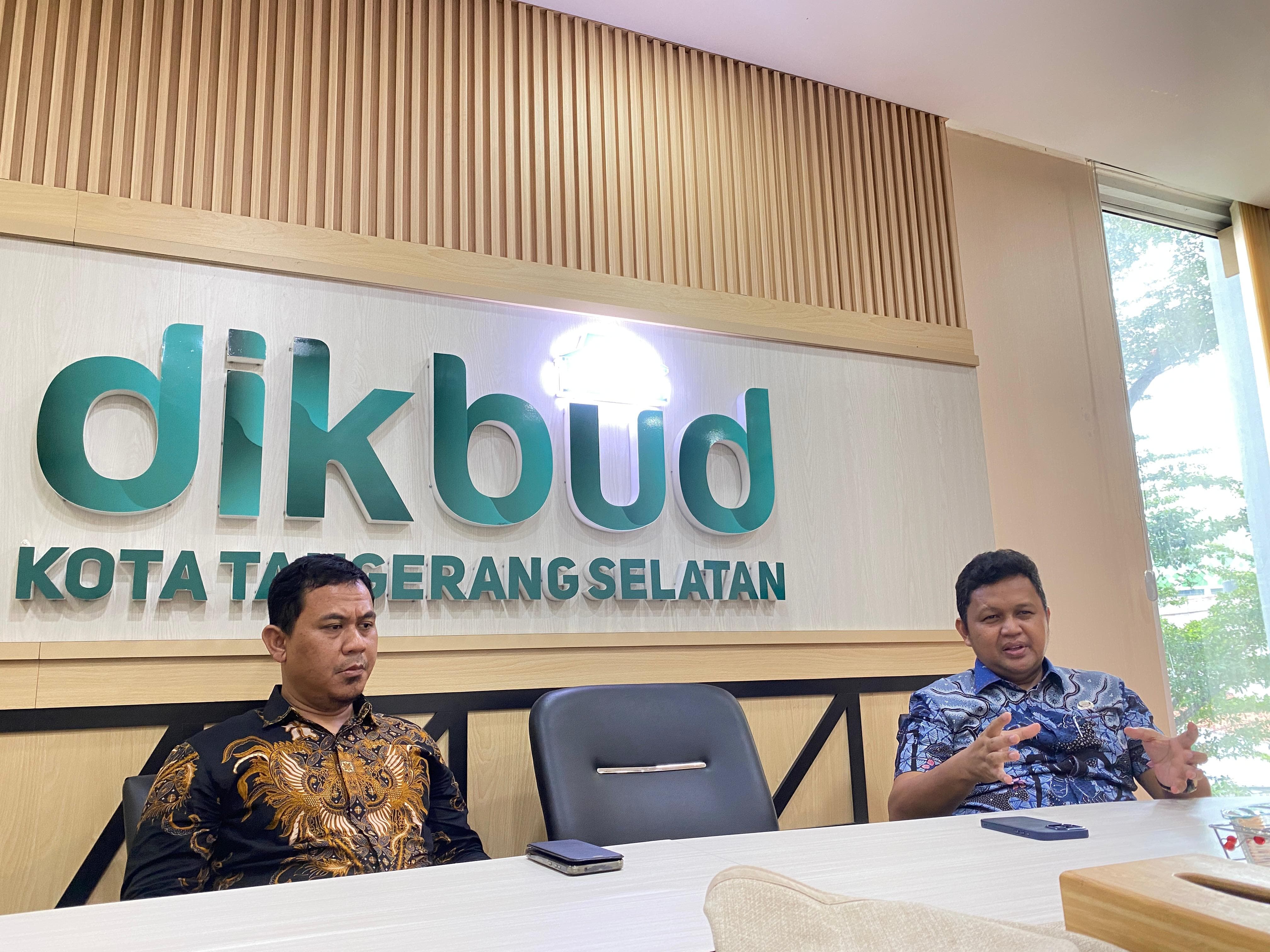 Kepala Dinas Pendidikan dan Kebudayaan (Dikbud) Kota Tangsel Deden Deni saat diwawancarai di kantornya. (Muhtamimah/Jawa Pos)