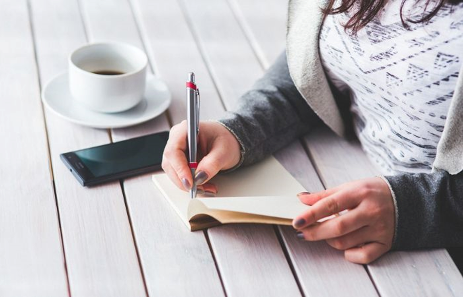 Ilustrasi orang yang fokus bekerja melawan prokrastinasi. (Dok. Pixabay)