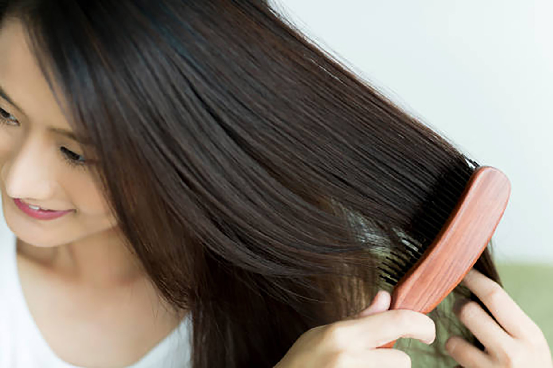 Ilustrasi seorang perempuan menyisir rambut. (Dok. iStock/byryo/Getty Images)
